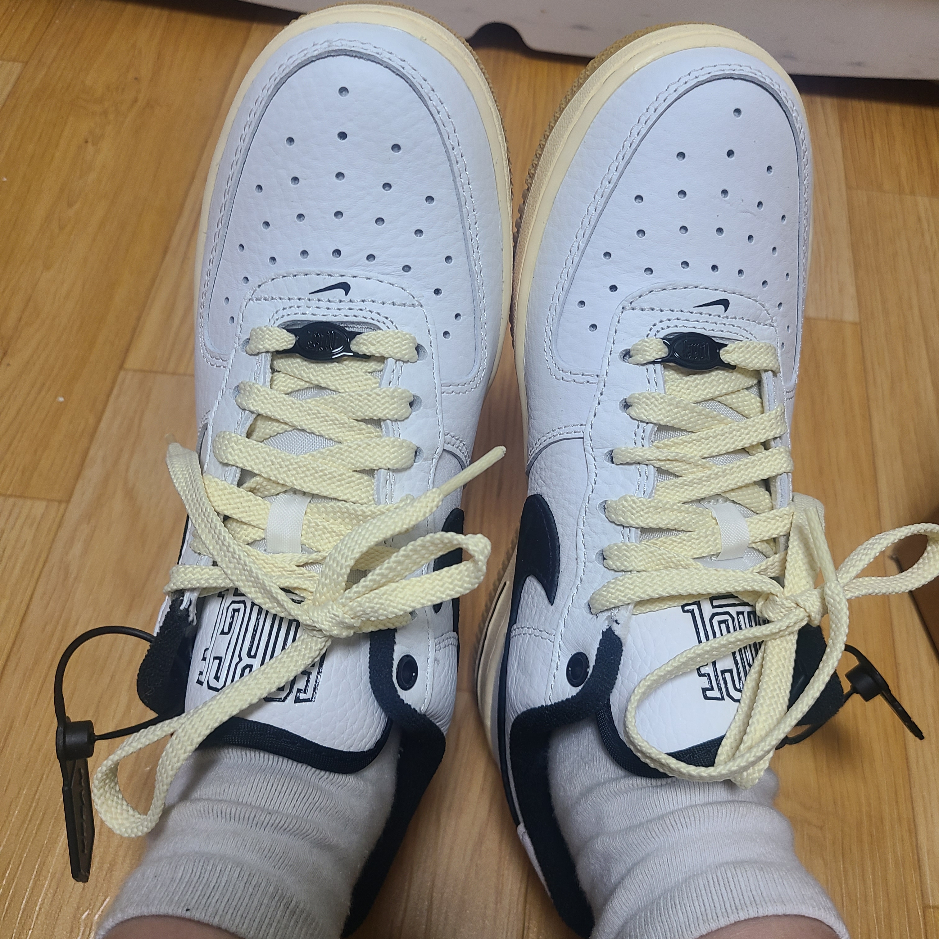 (W) Nike Air Force 1 '07 LX Black and Summit White 착용 스타일 - 2