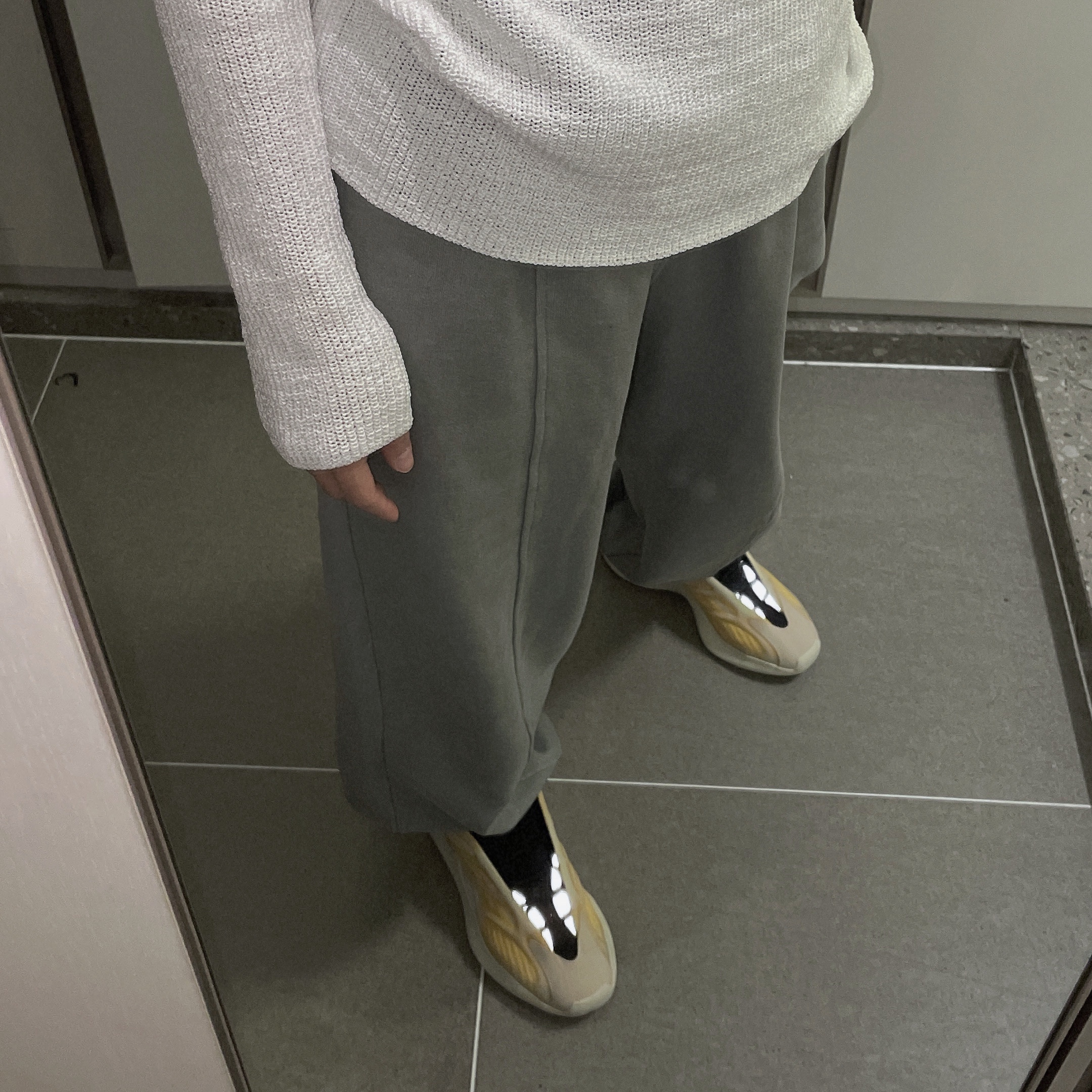 Adidas Yeezy 700 V3 Mono Safflower 착용 스타일 - 1