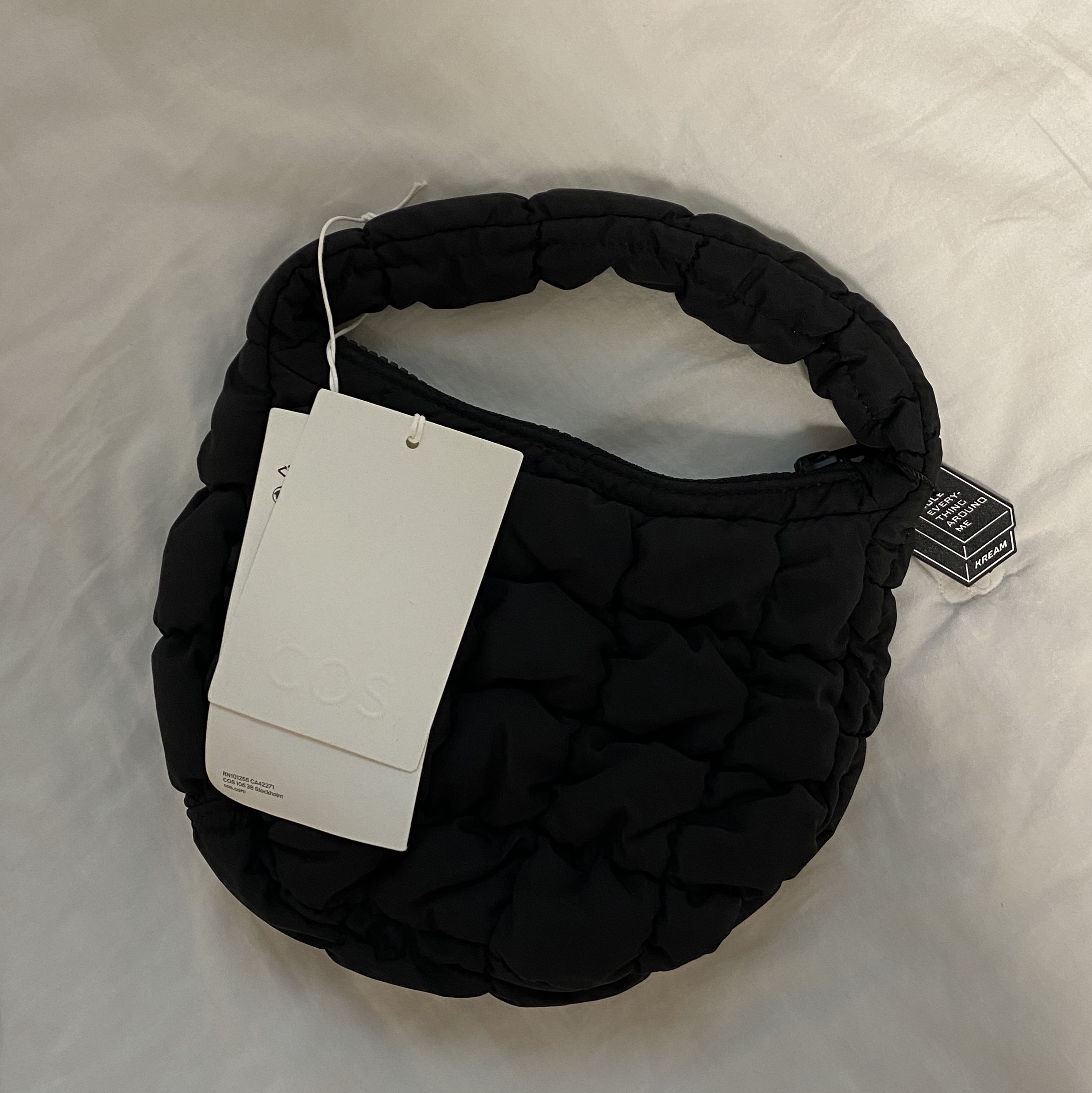 COS Quilted Micro Bag Black 착용 스타일 - 1