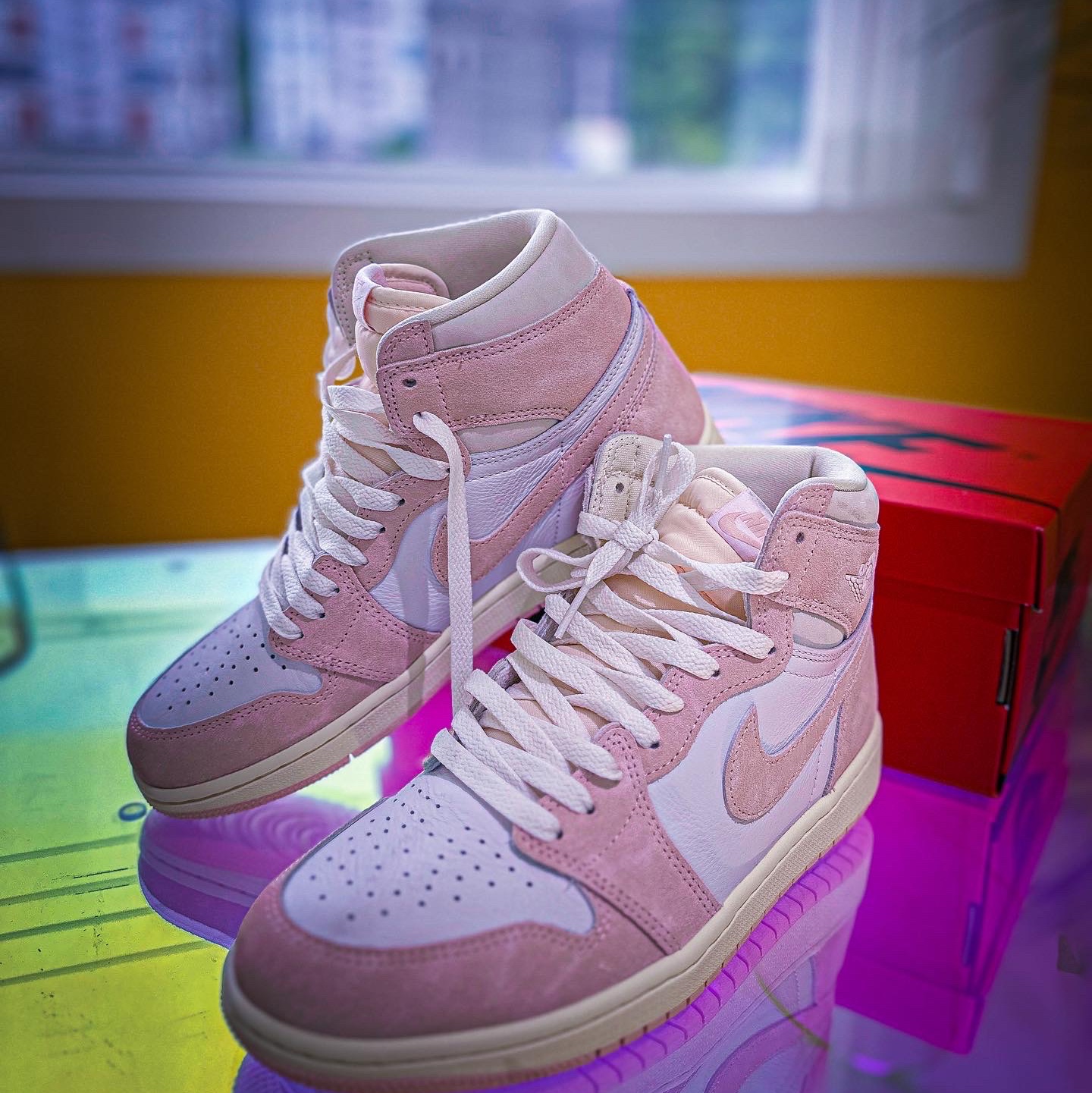 (W) Jordan 1 Retro High OG Coconut Milk and Sail 착용 스타일 - 3