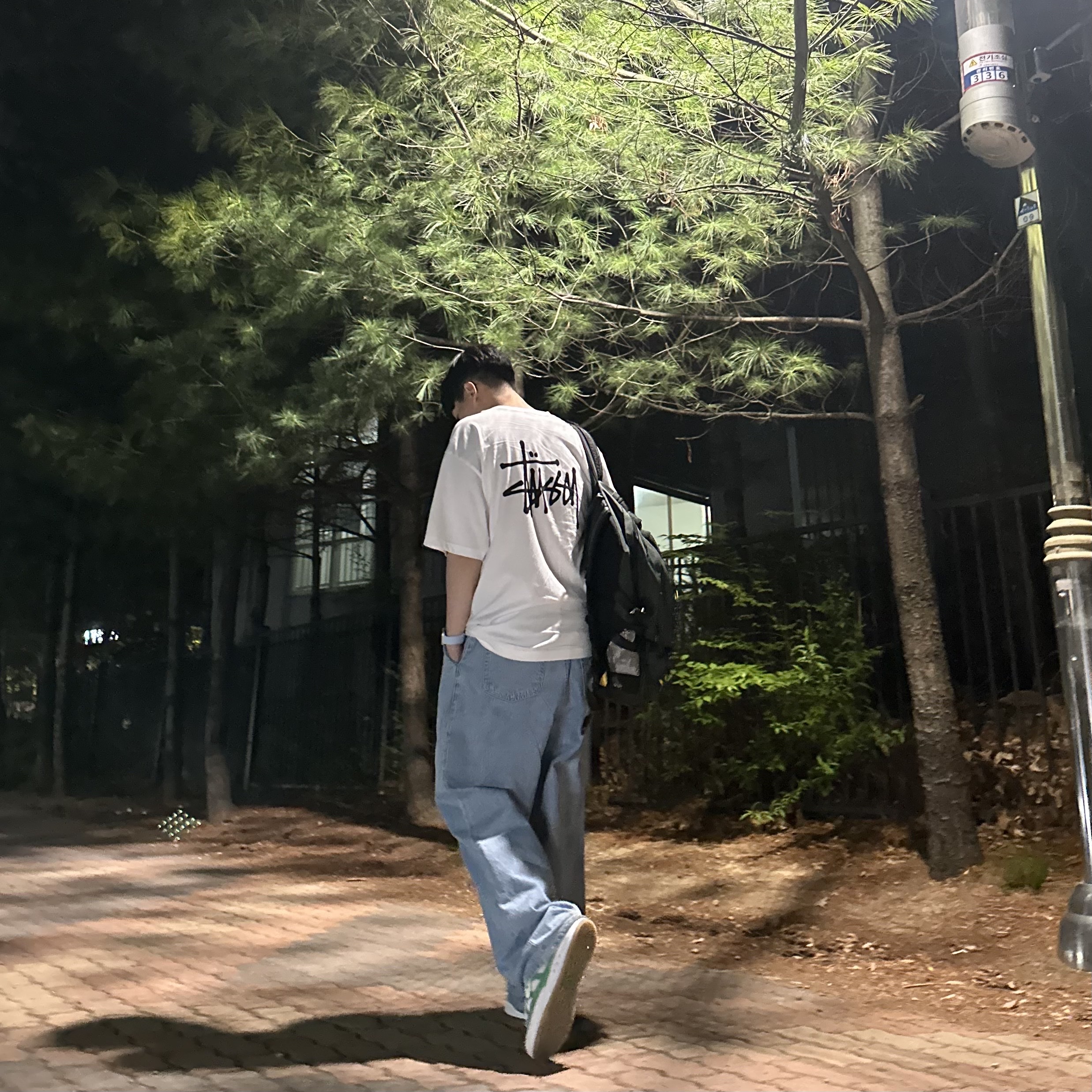 아디다스 아디매틱 그린, 스투시 베이직 스투시 티셔츠 화이트 2023 착용 스타일 - 1