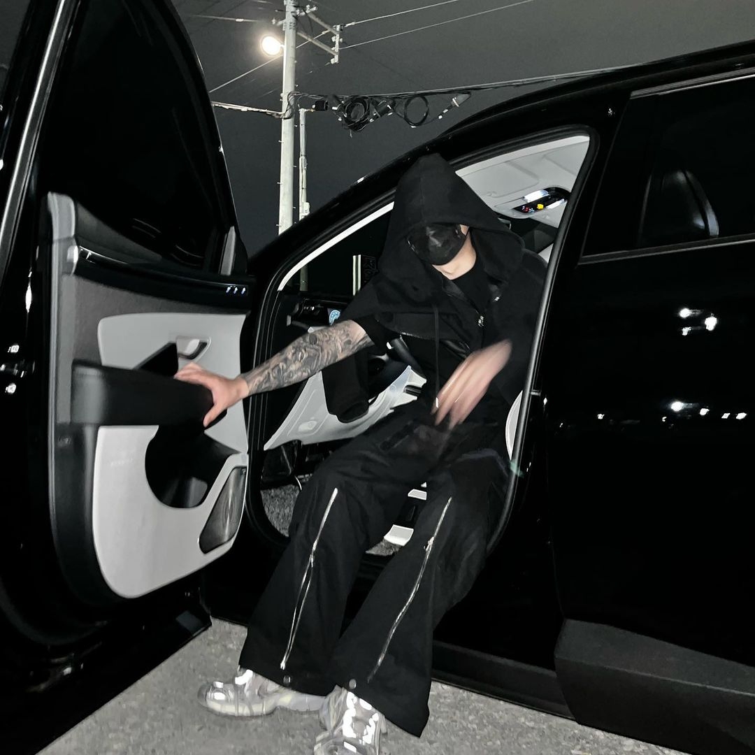 [KREAM 단독] AOP Tetsdo 6 Rail Cargo Pants Black, Balenciaga 3XL Sneakers Light Beige 착용 스타일 - 1