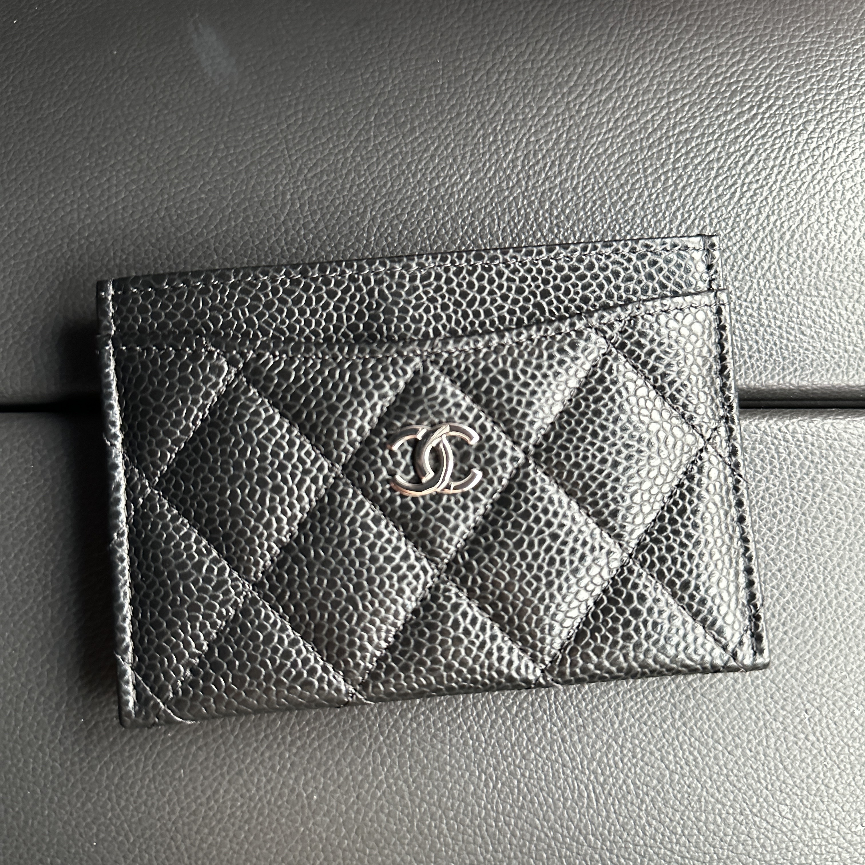 Chanel Classic Card Holder Grained Calfskin & Silver Black 착용 스타일