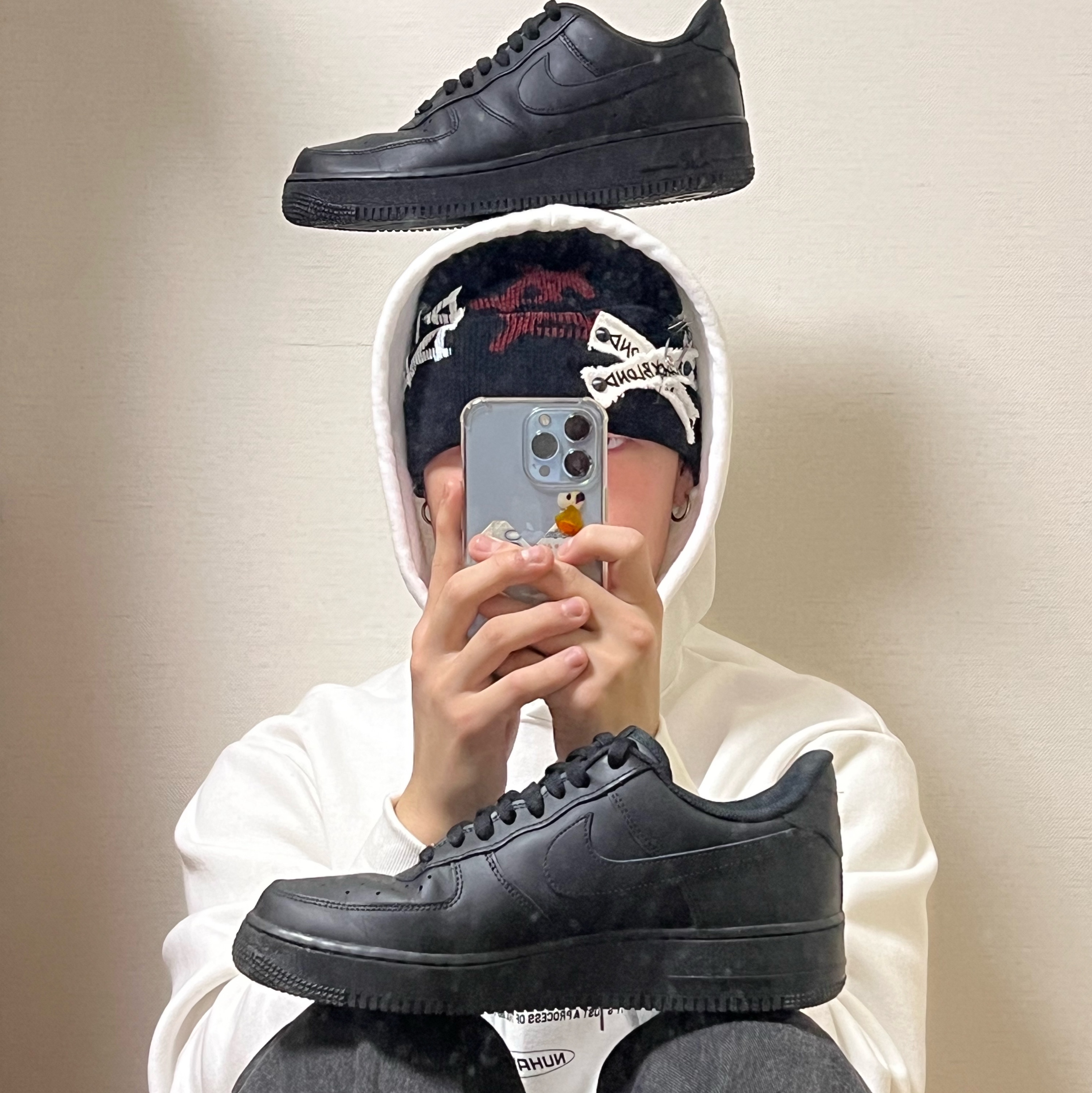 Nike Air Force 1 '07 Low Triple Black 착용 스타일 - 3