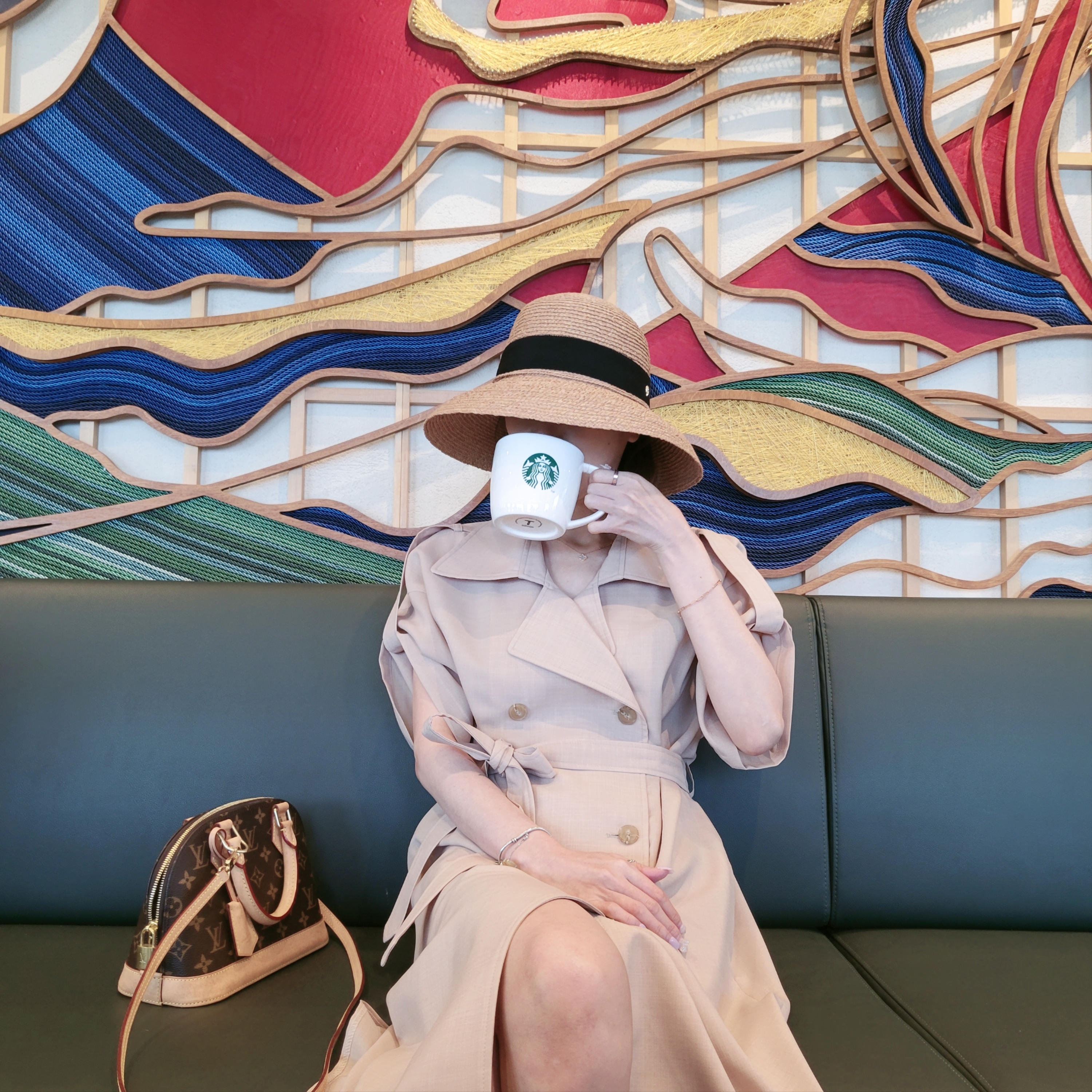 Louis Vuitton Alma BB Monogram, (W) Helen Kaminski Newport SB Nougat Midnight 착용 스타일
