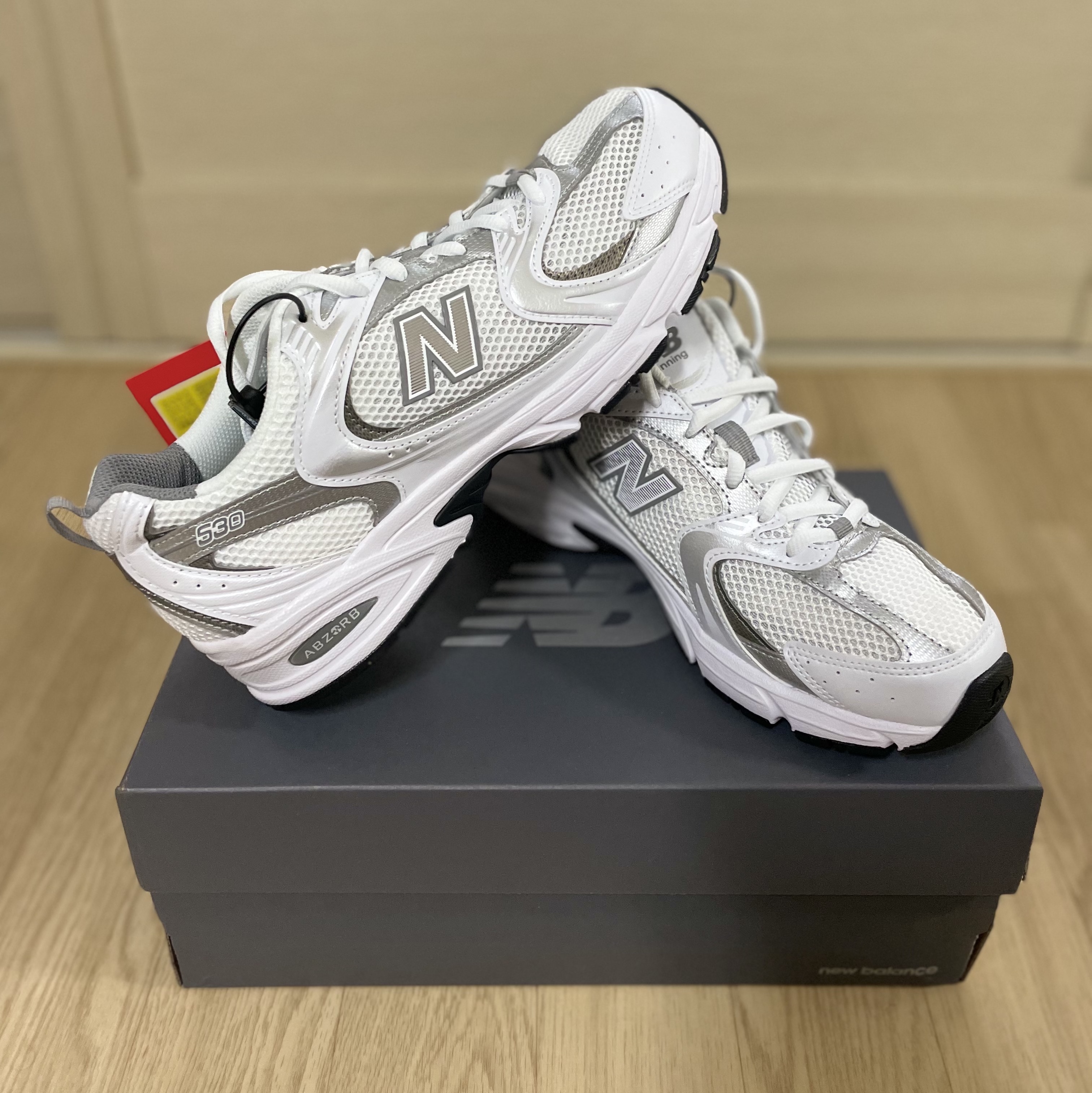 New Balance 530 White Silver 착용 스타일 - 3