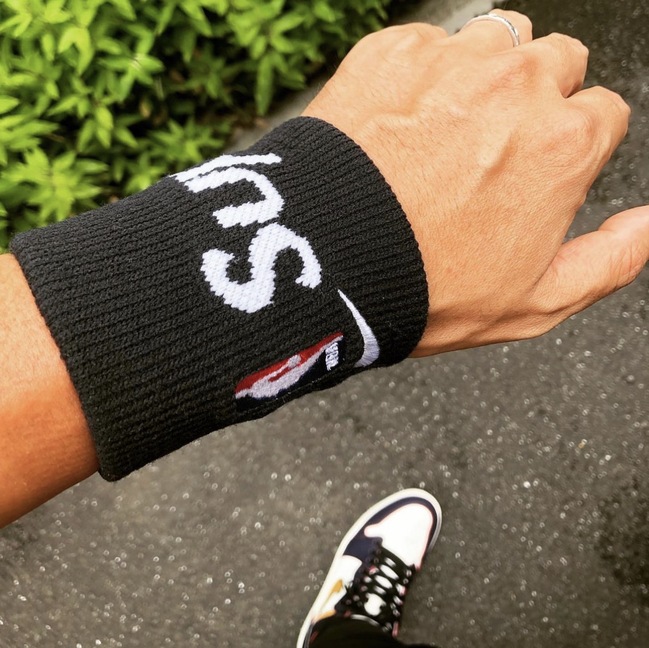 Supreme x Nike NBA Wristband Black (Pack of 2), Supreme x Nike NBA Wristband Red (Pack of 2) 착용 스타일 - 1