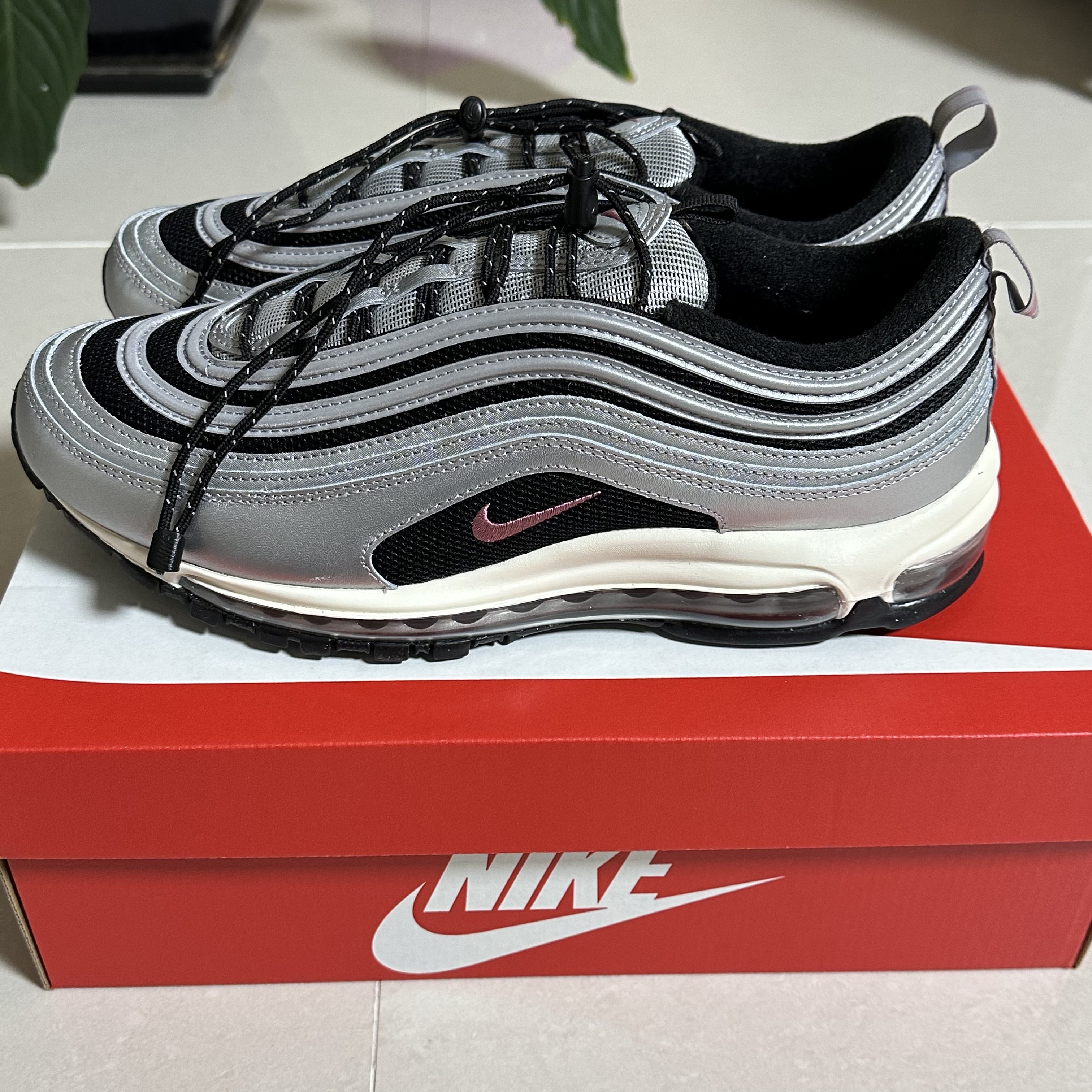 (W) Nike Air Max 97 Metallic Silver Desert Berry 착용 스타일