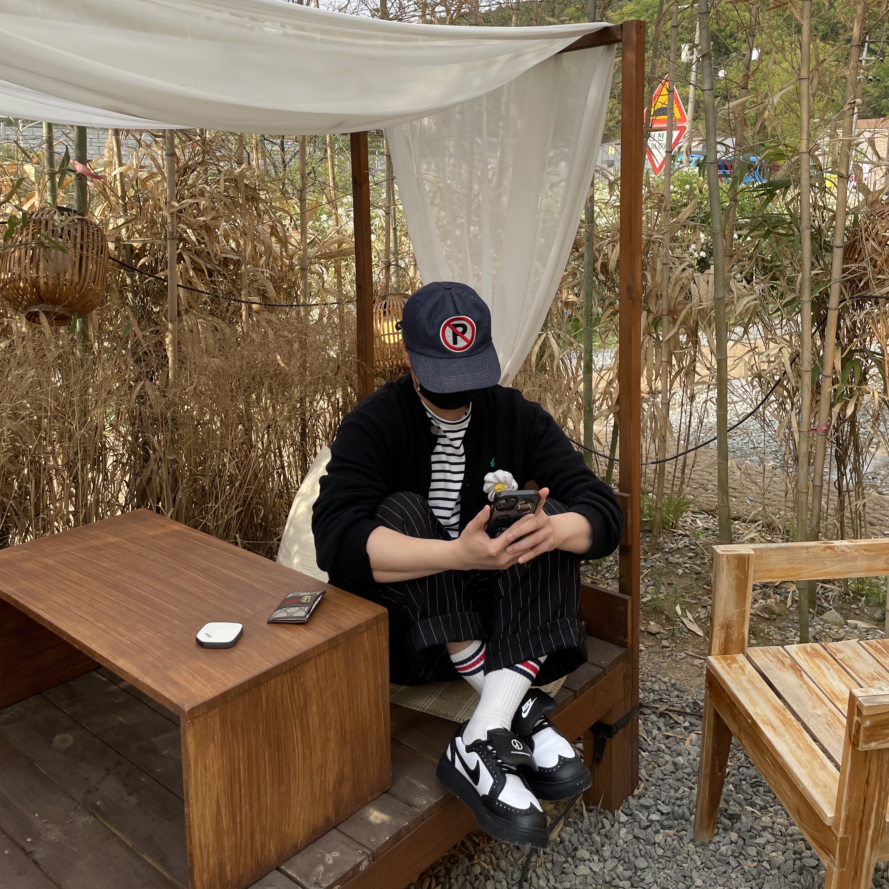 나이키 x 피스마이너스원 퀀도1 블랙 앤 화이트, 피스마이너스원 5 패널 볼캡 #1 블루 착용 스타일 - 1