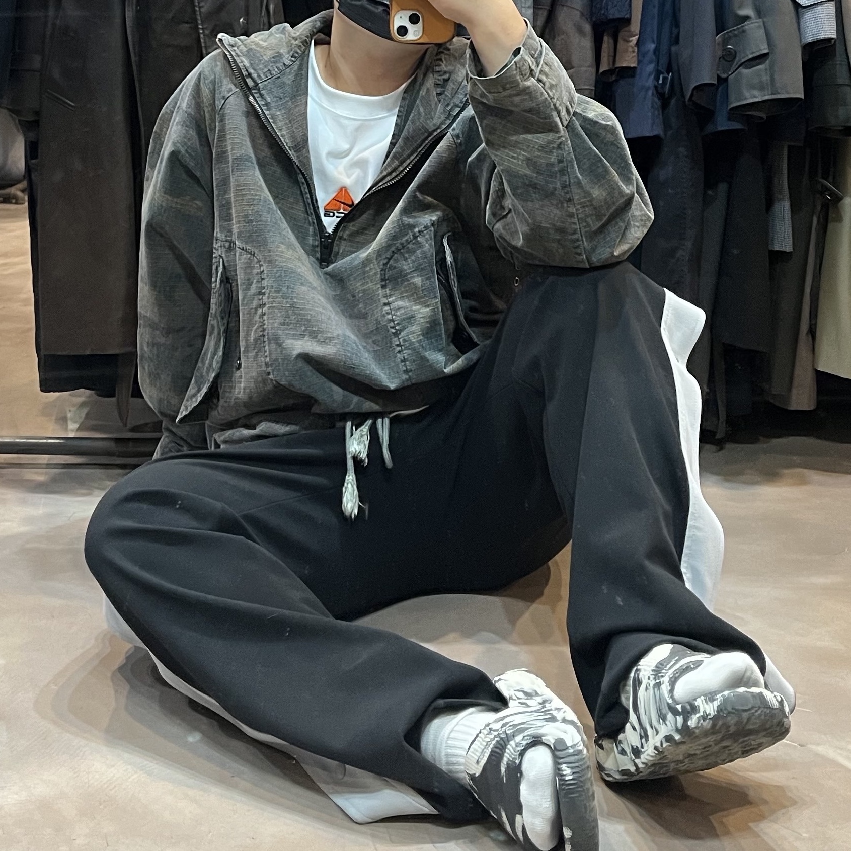 Adidas Adilette 22 Carbon Aluminium, Nike ACG LBR Lungs T-Shirt Summit White - Asia 착용 스타일