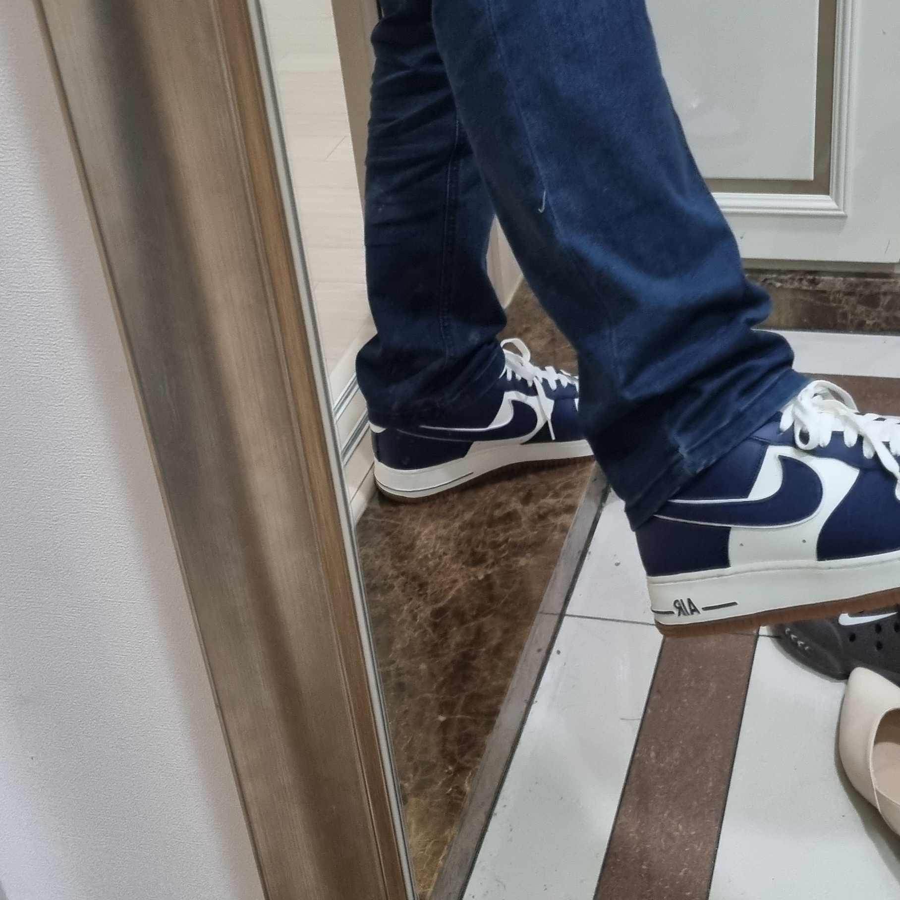 Nike Air Force 1 '07 LV8 Midnight Navy 착용 스타일