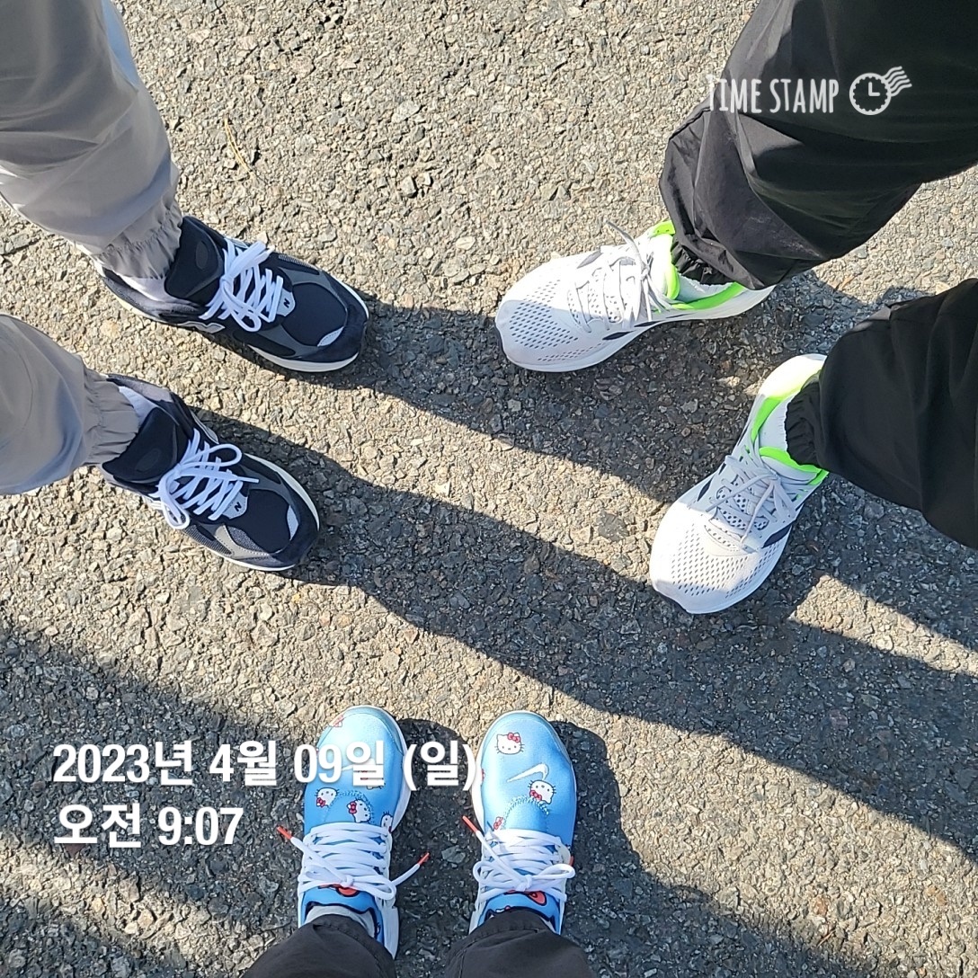 New Balance 2002R Eclipse Castlerock 착용 스타일