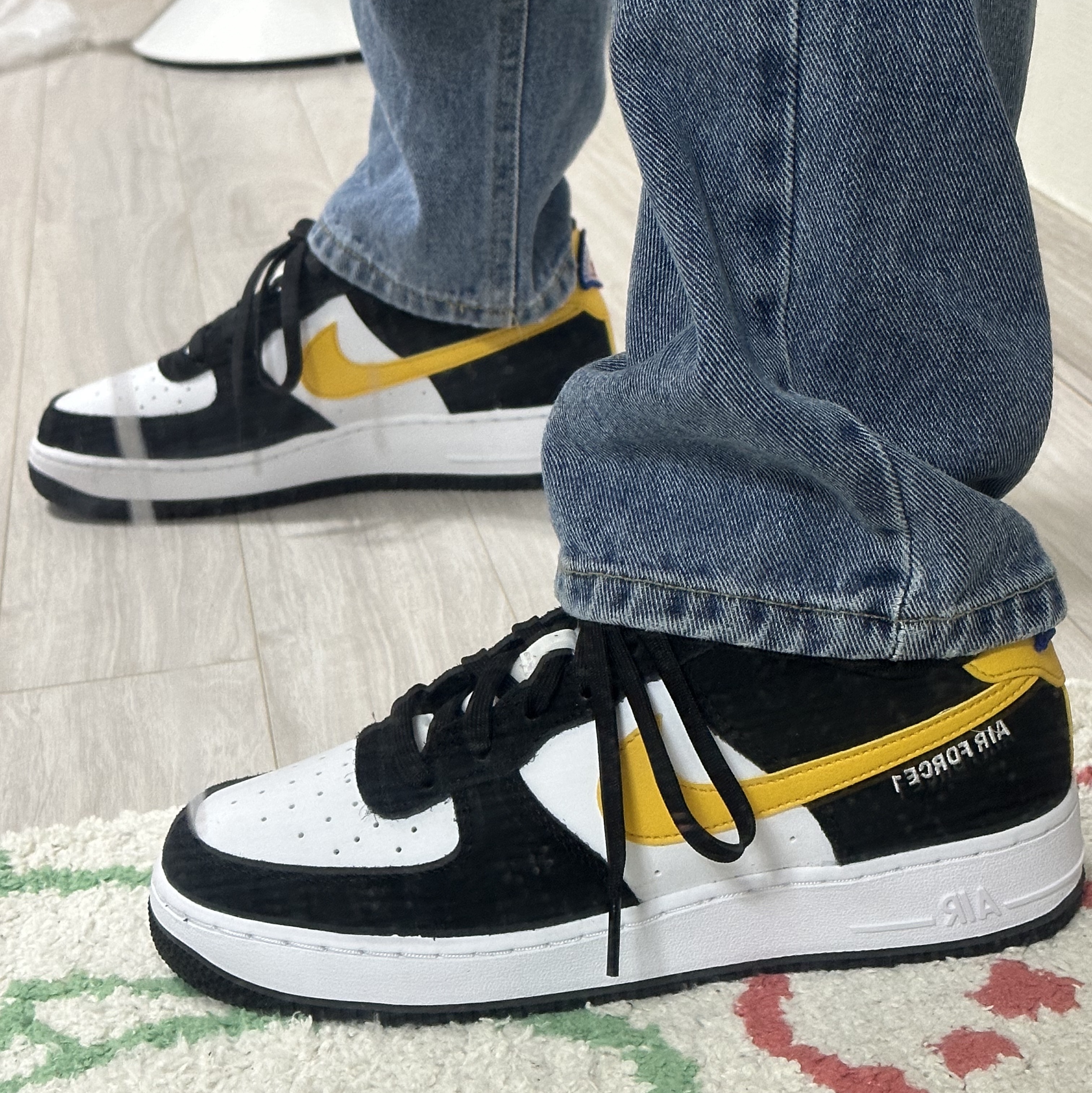 (GS) Nike Air Force 1 LV8 Athletic Club Black Dark Sulfur 착용 스타일 - 1