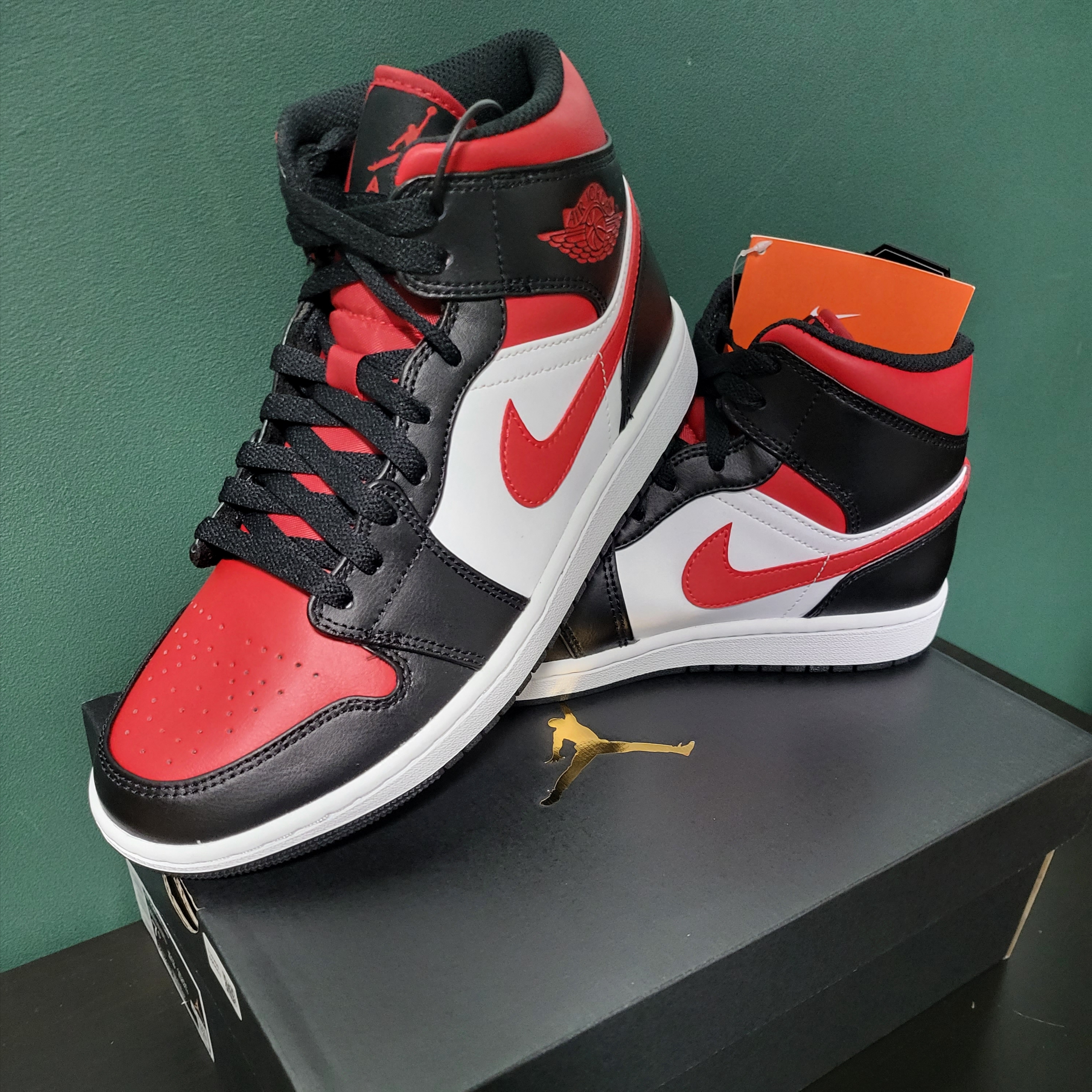 Jordan 1 Mid Black Fire Red 착용 스타일 - 1