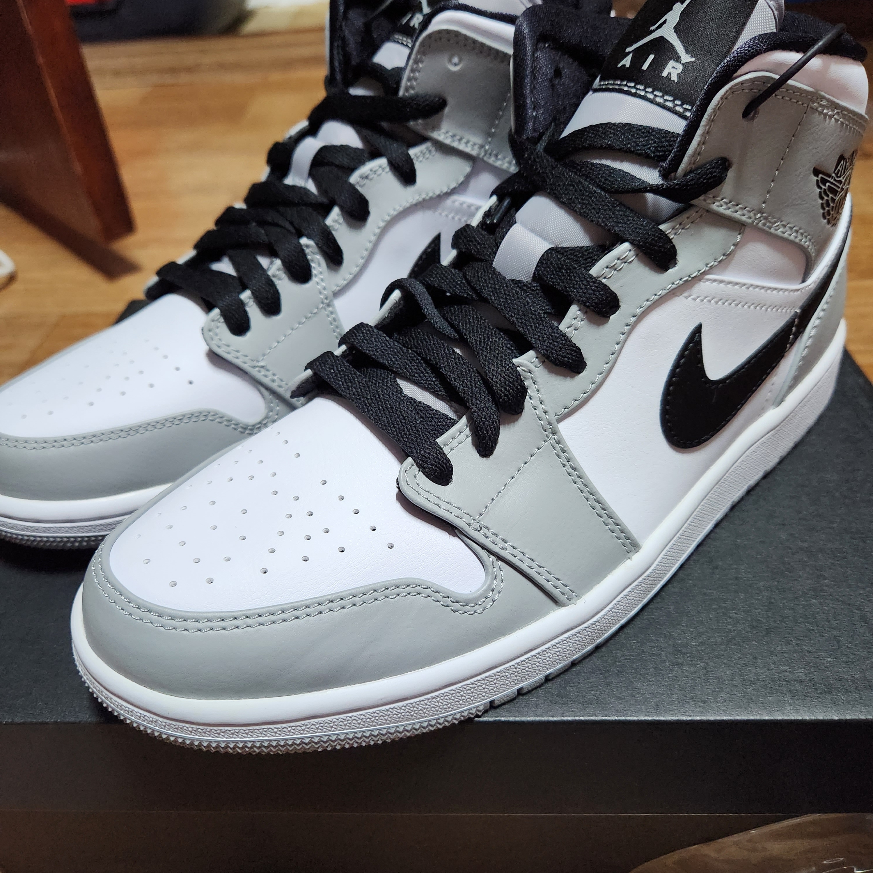 Jordan 1 Mid Light Smoke Grey 착용 스타일 - 2