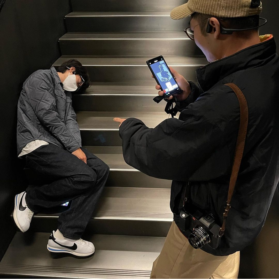 나이키 코르테즈 화이트 앤 블랙 착용 스타일 - 3