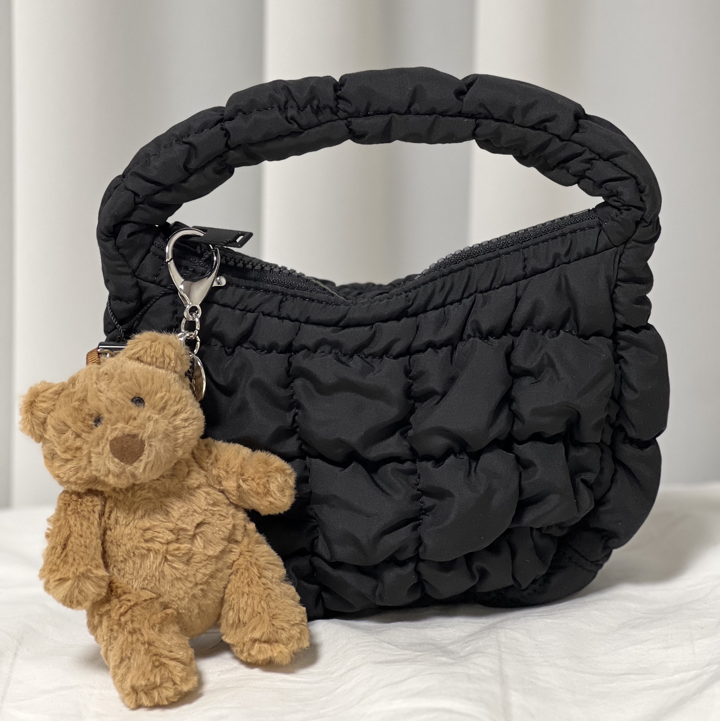 COS Quilted Micro Bag Black, Jellycat Bartholomew Bear Bag Charm Brown 착용 스타일 - 2