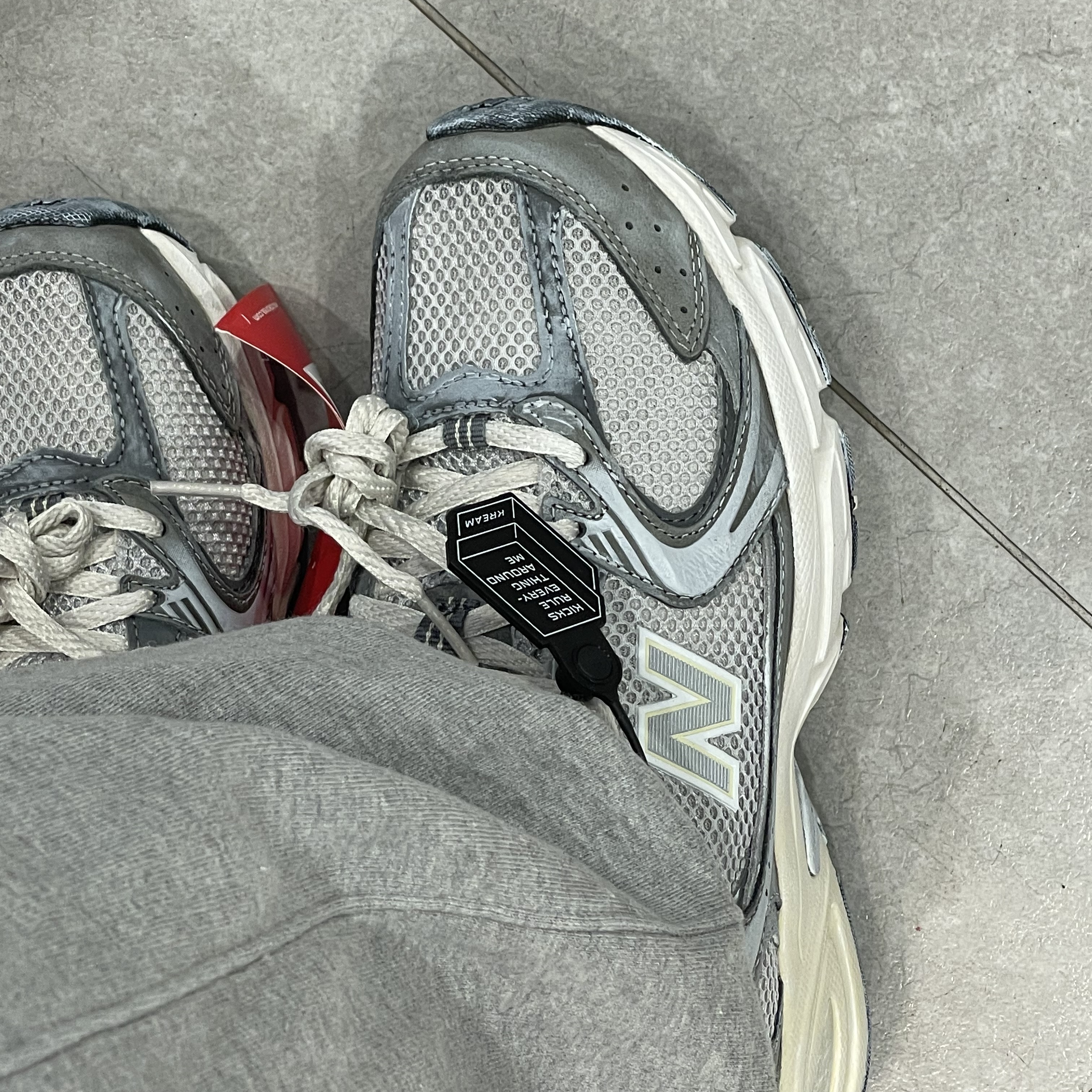 New Balance 530 Premium Vintage Grey Matter 착용 스타일 - 2