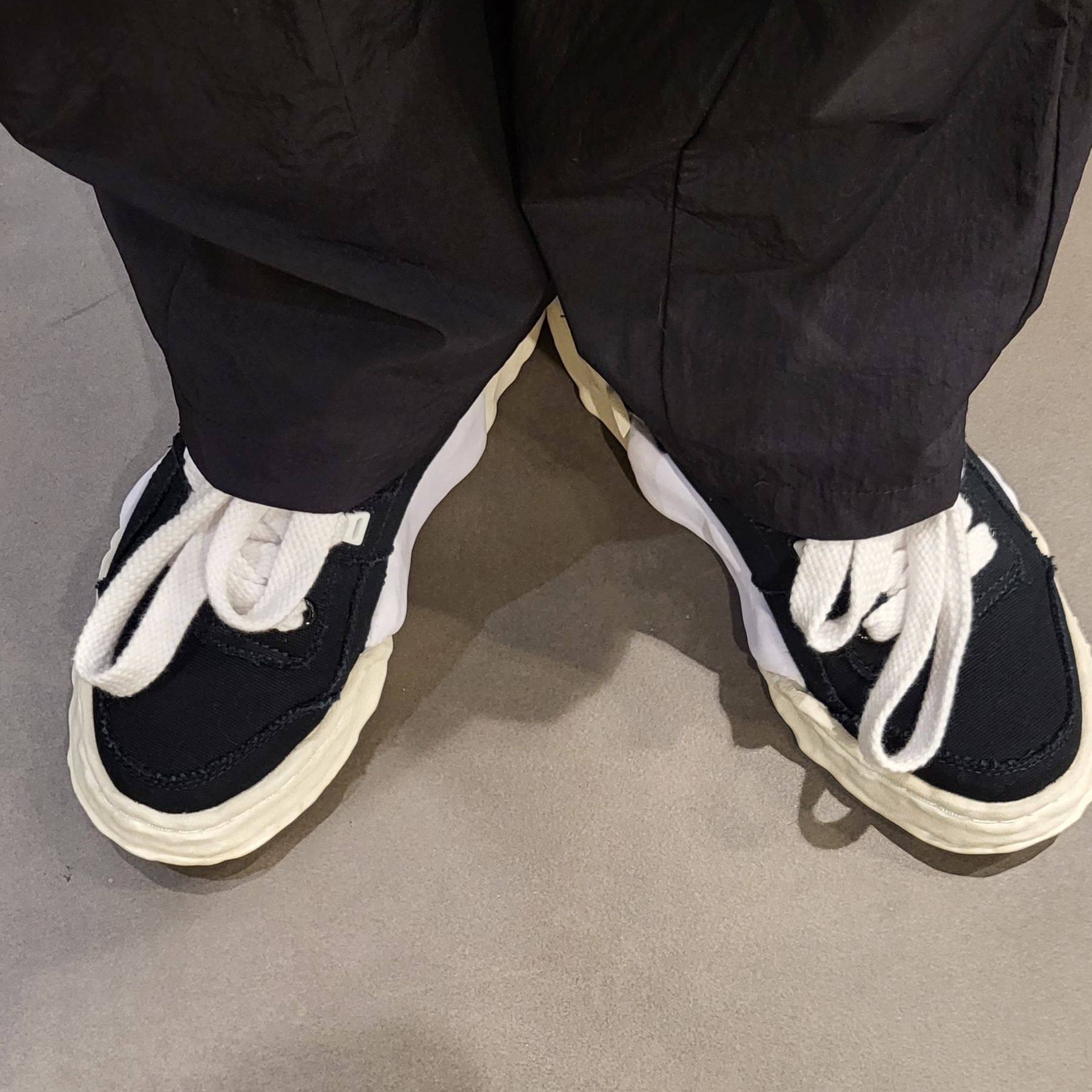 Maison Mihara Yasuhiro Parker OG Sole Canvas Low-top Sneakers Black 착용 스타일