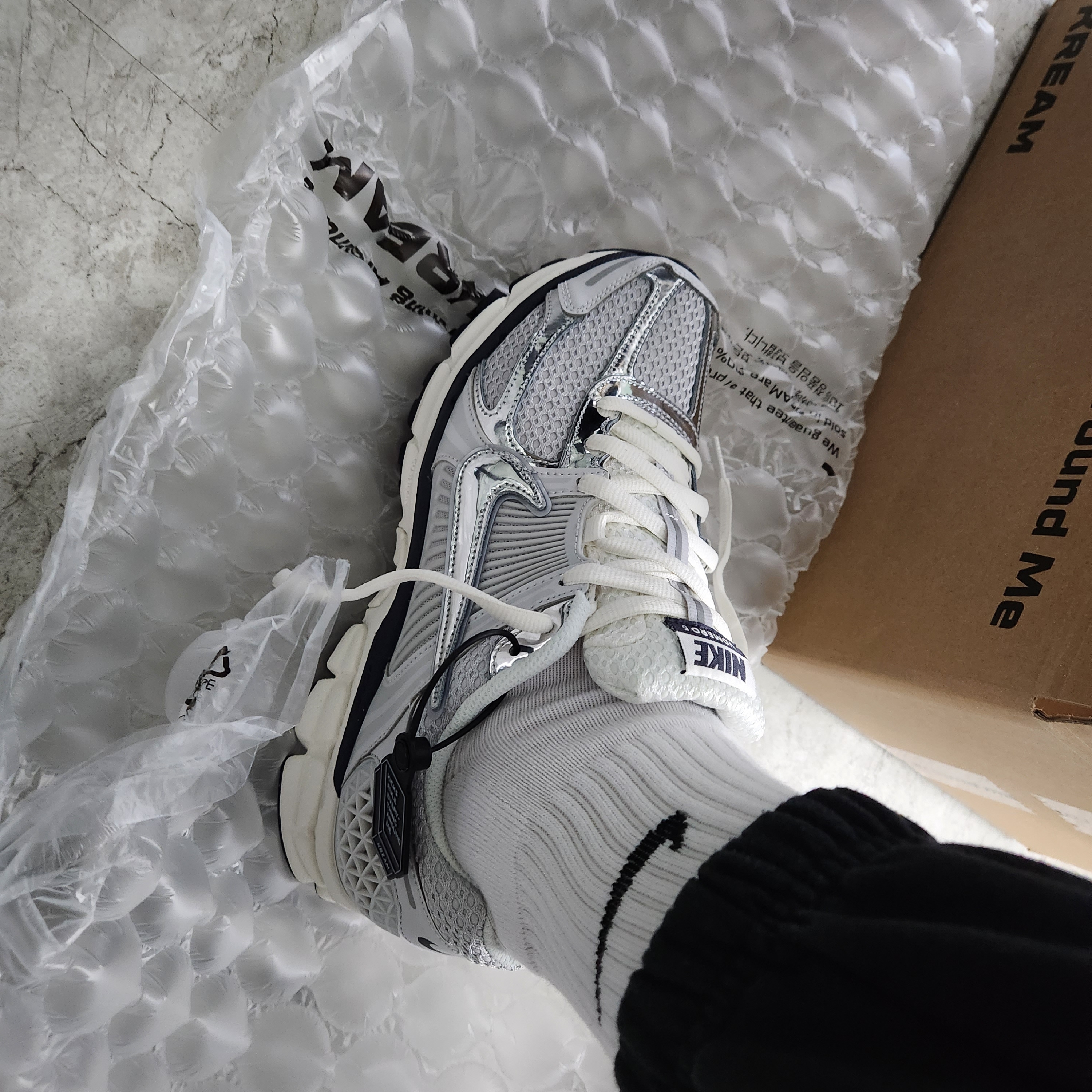(W) Nike Zoom Vomero 5 Photon Dust and Metallic Silver 착용 스타일 - 1