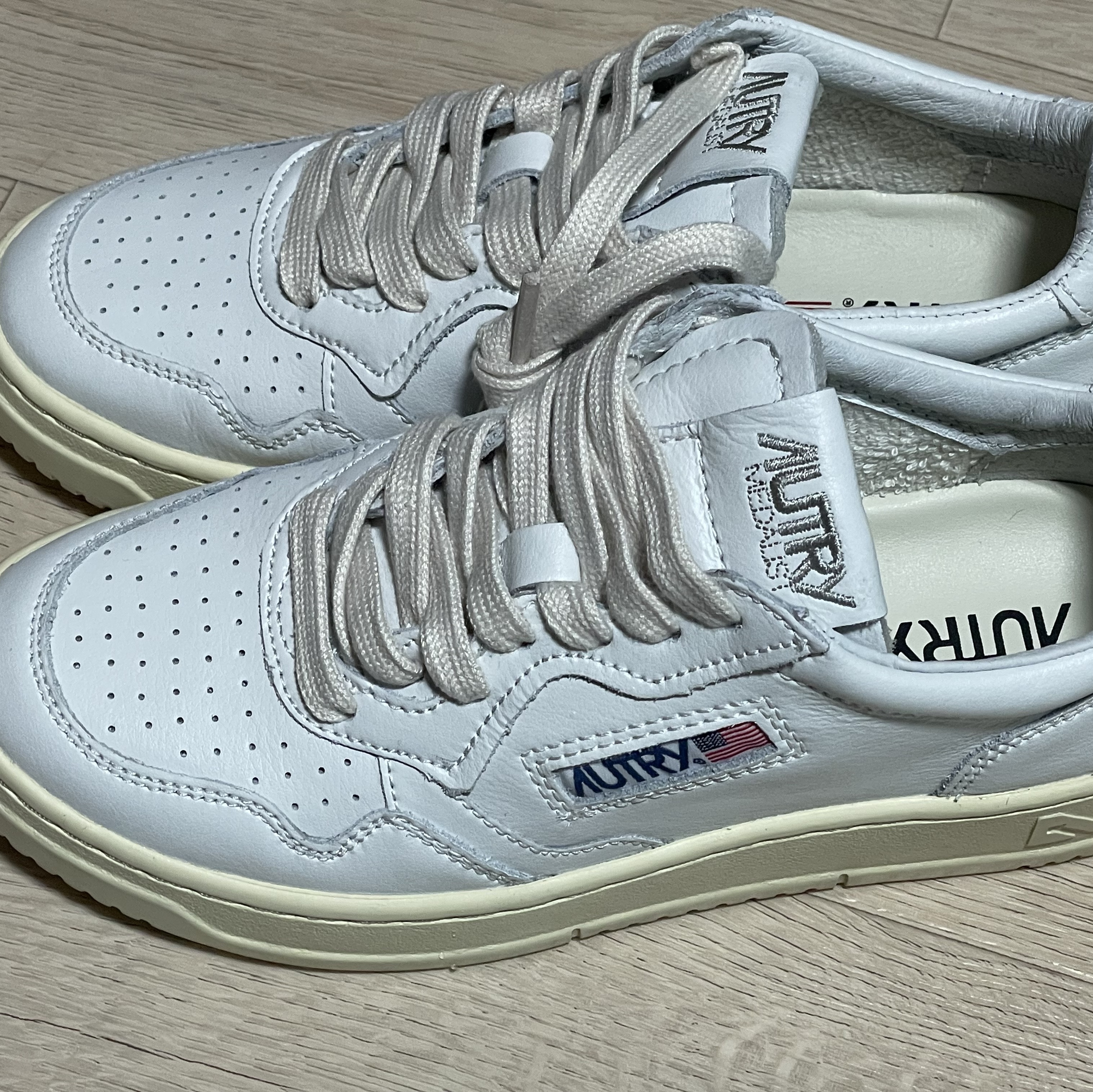 (W) Autry Medalist Low Leather Sneakers White 착용 스타일 - 1