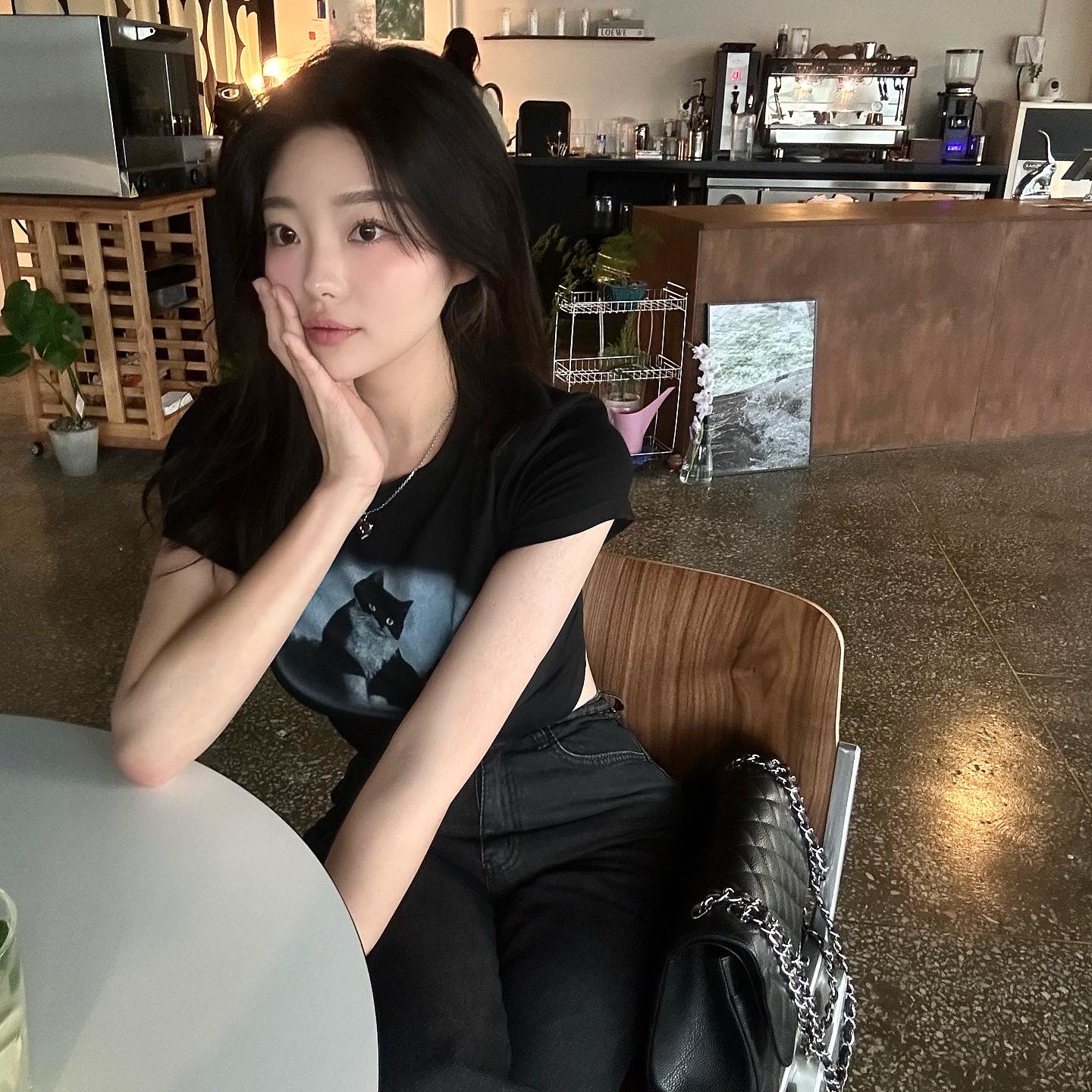 샤넬 클래식 미디움 플랩백 그레인드 카프스킨 & 실버 메탈 블랙 착용 스타일 - 2