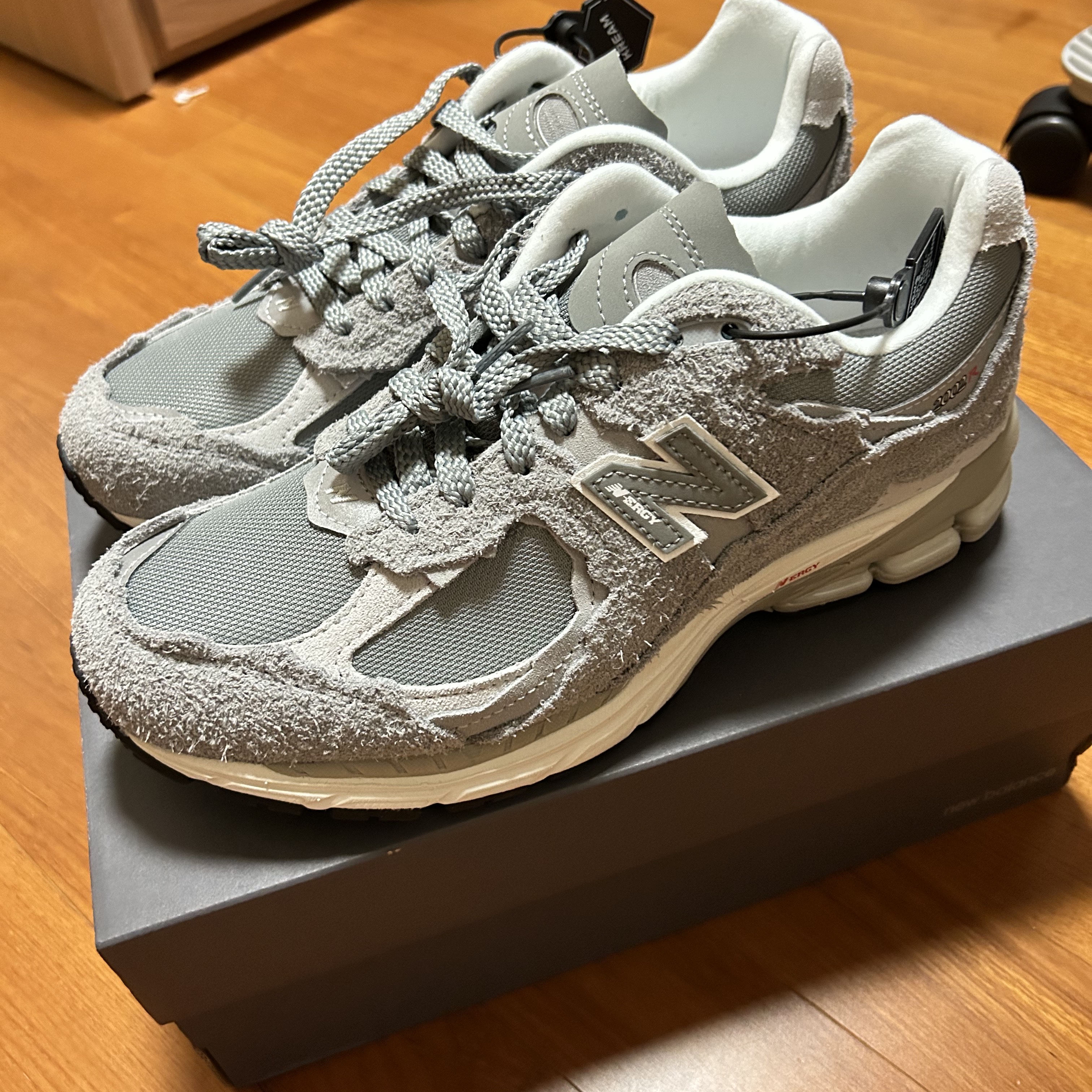 New Balance 2002R Protection Pack Grey 착용 스타일