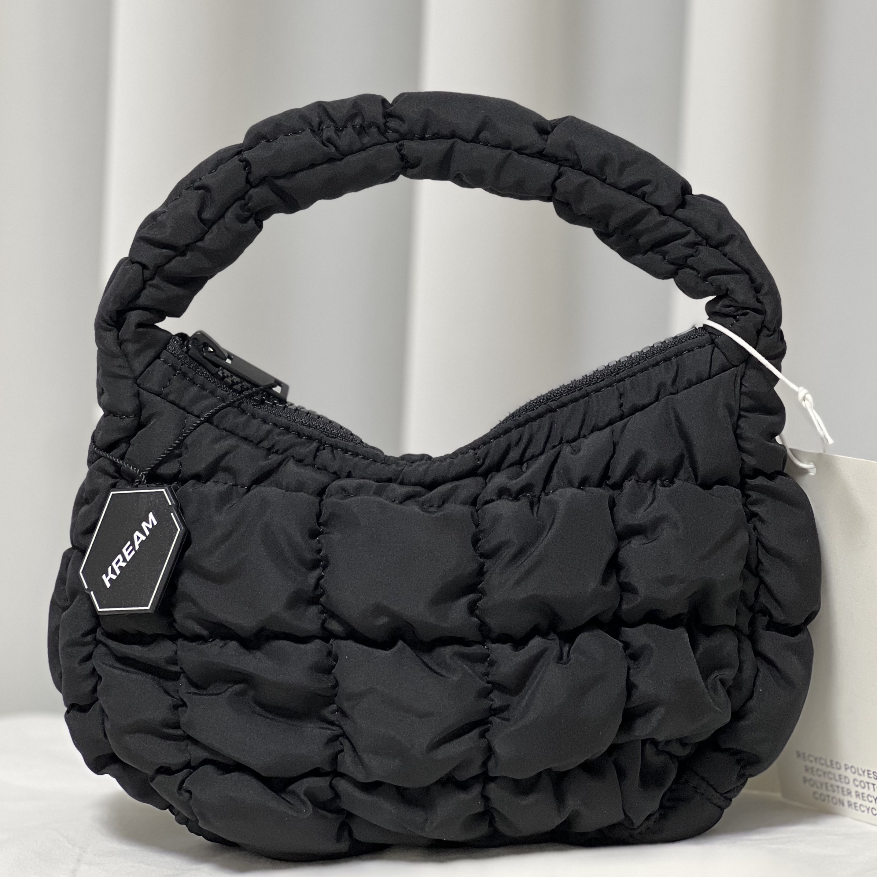 COS Quilted Micro Bag Black, Jellycat Bartholomew Bear Bag Charm Brown 착용 스타일 - 1