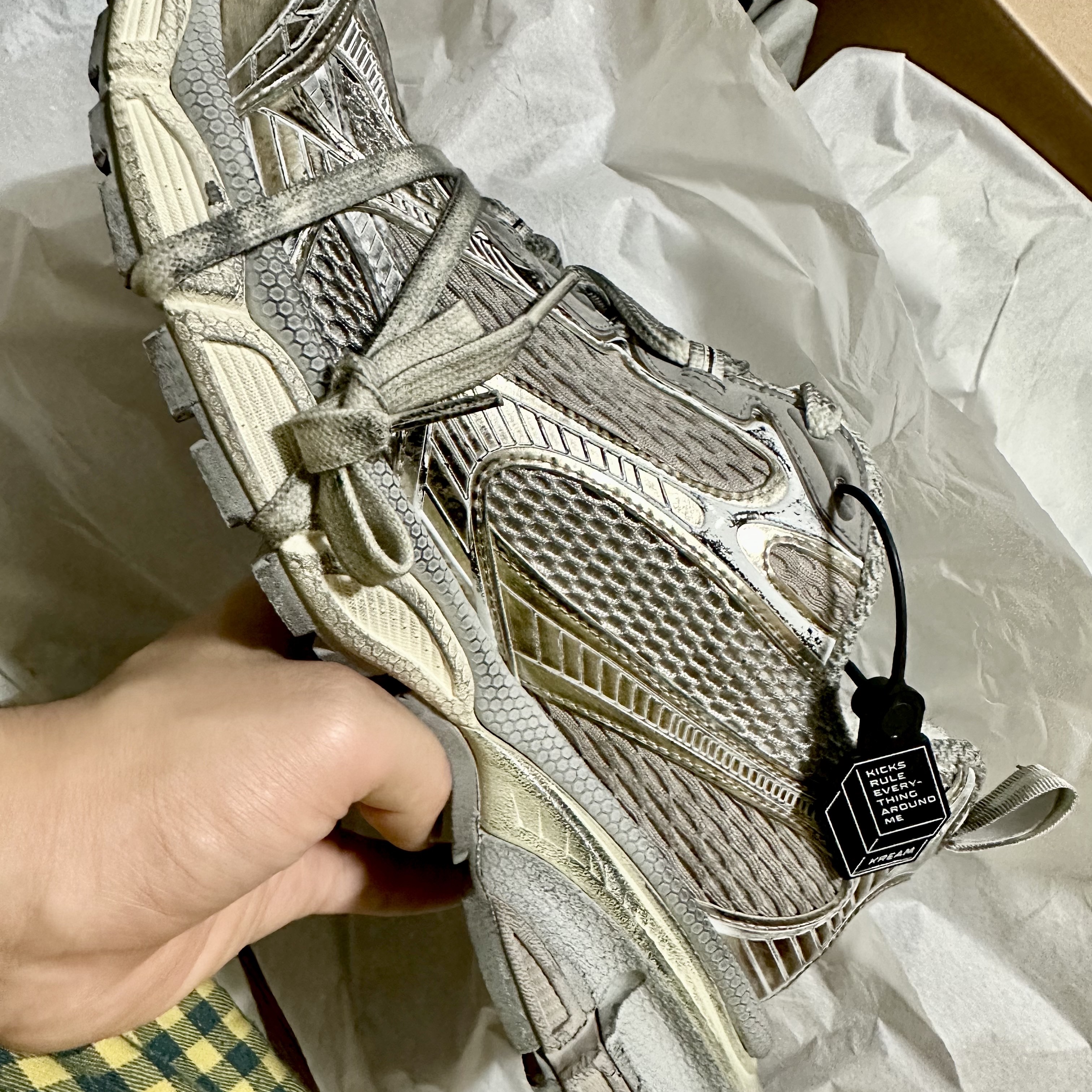 Balenciaga 3XL Sneakers Light Beige 착용 스타일