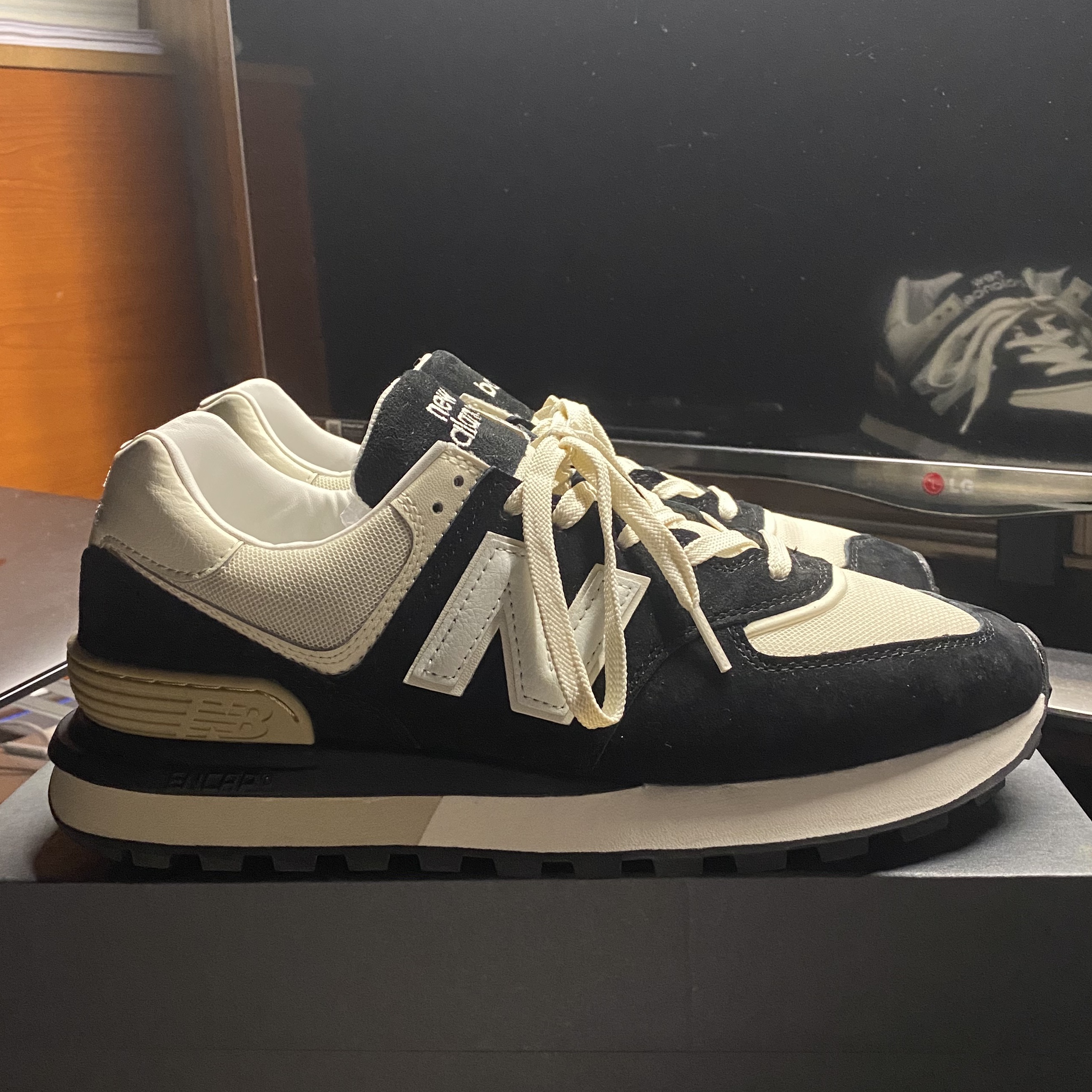 New Balance 574 Legacy Black Angora 착용 스타일 - 2