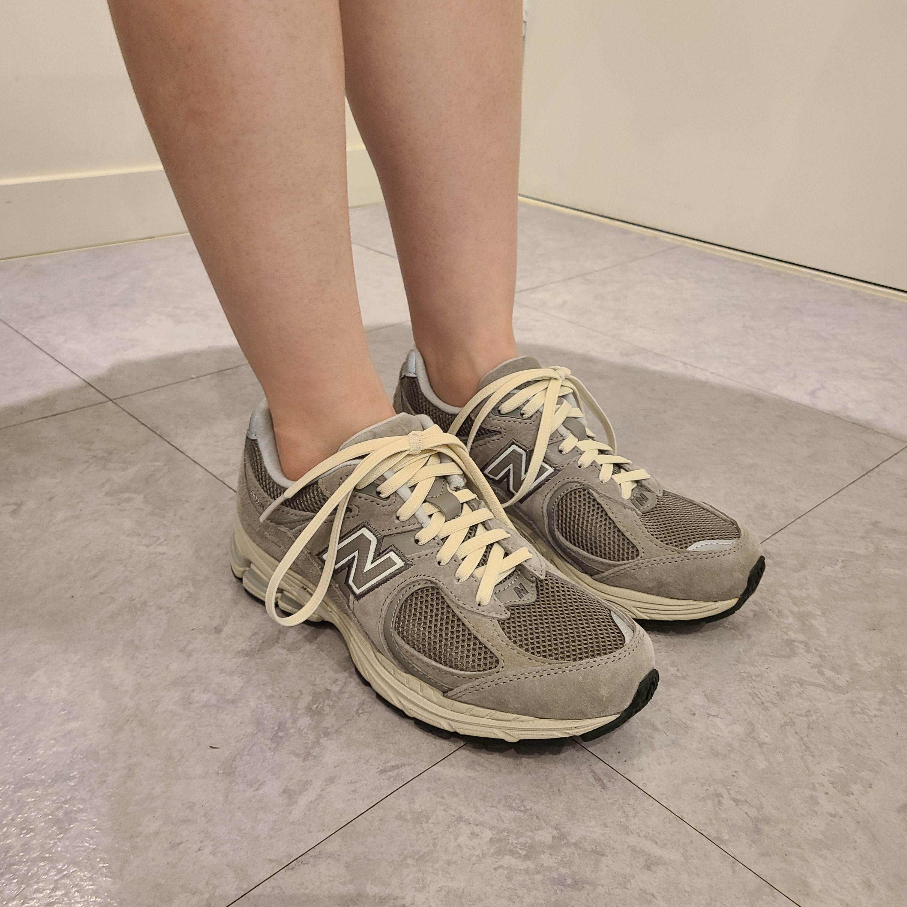 New Balance 2002R Grey 착용 스타일