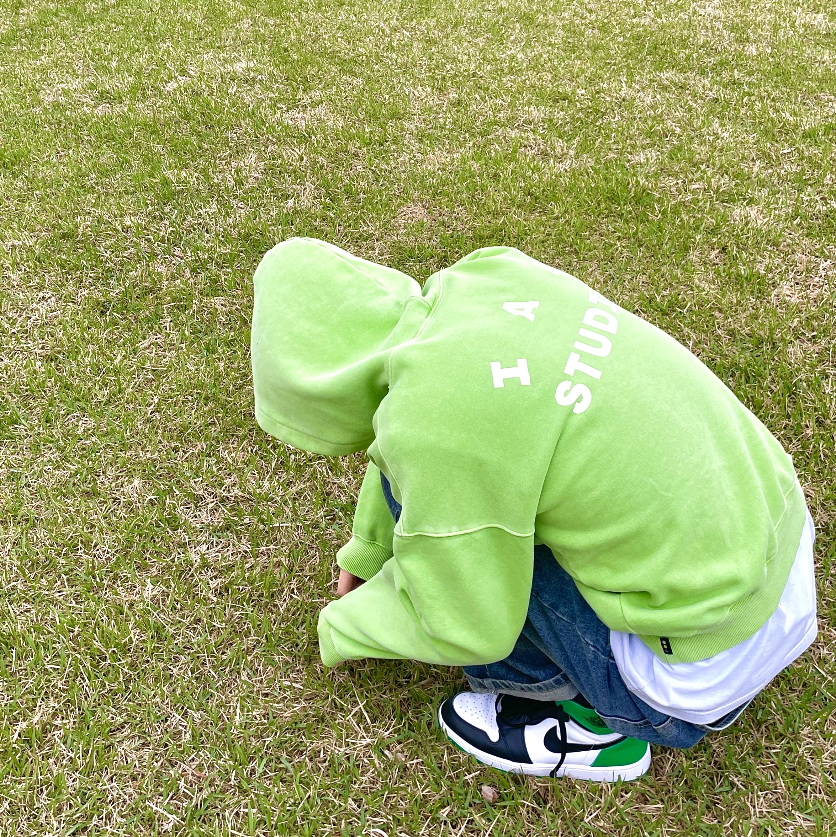 Jordan 1 Retro High OG Black and Lucky Green, IAB Studio Pigment Hoodie Apple Green 착용 스타일