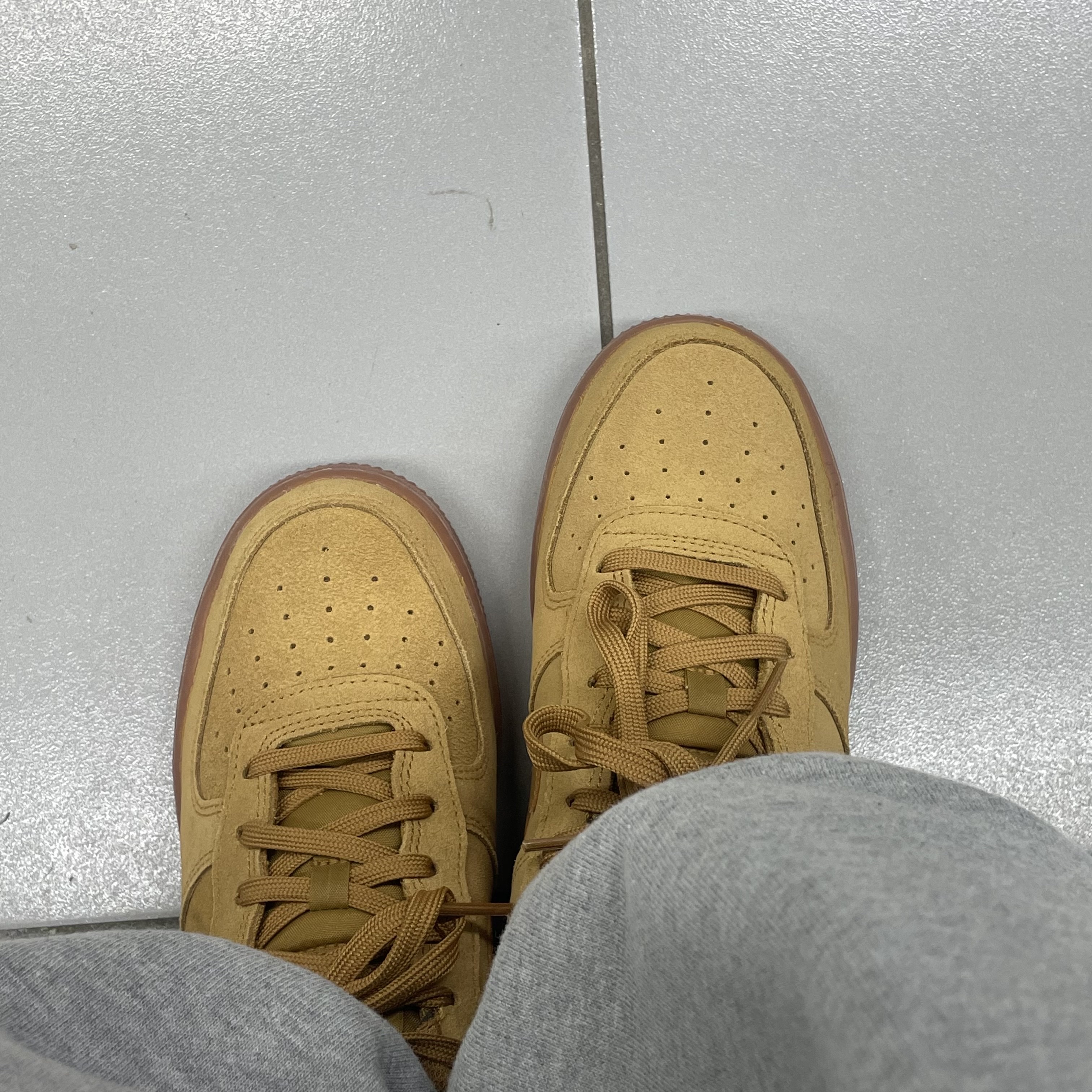 (GS) Nike Air Force 1 LV8 3 Wheat 착용 스타일 - 1