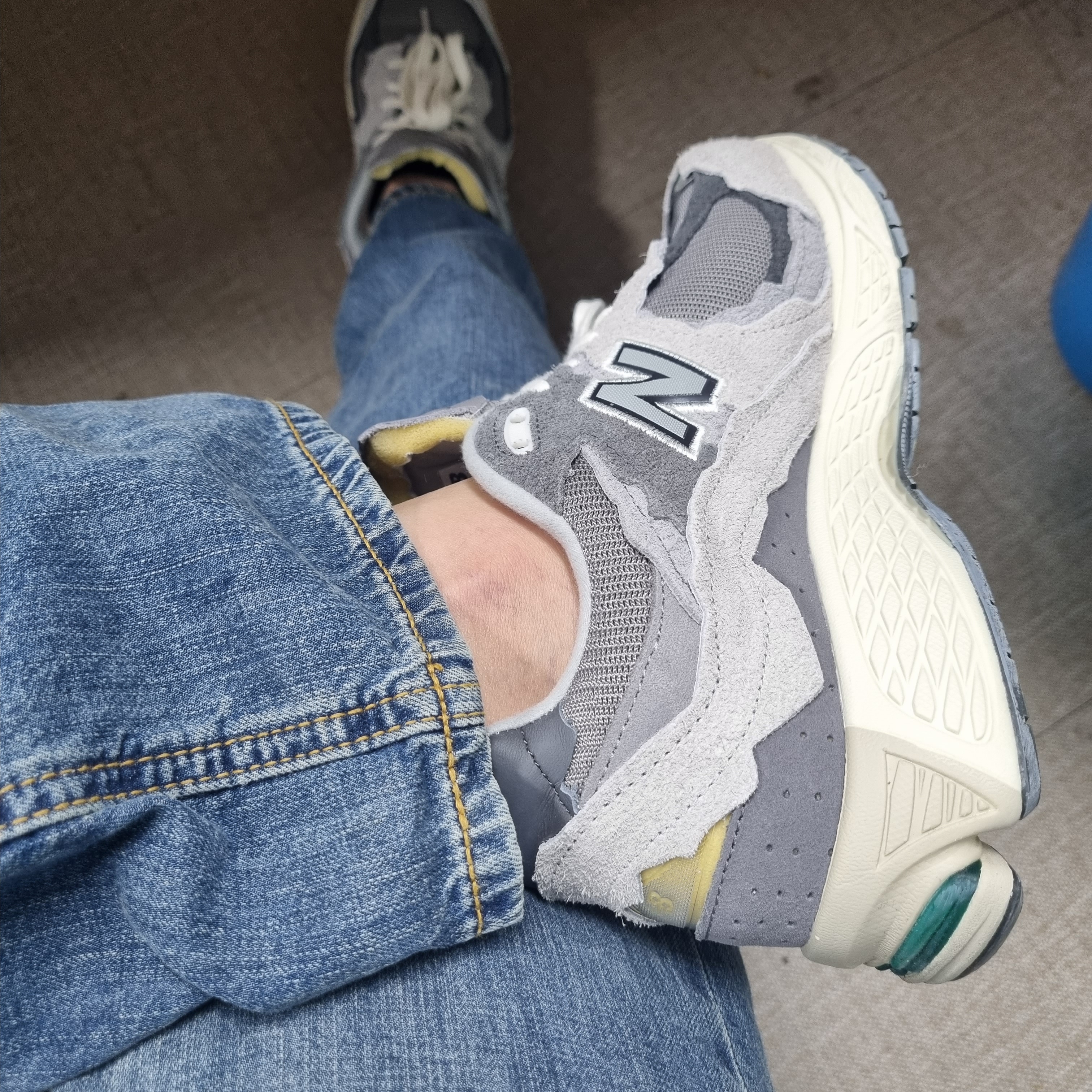 New Balance 2002R Protection Pack Rain Cloud 착용 스타일