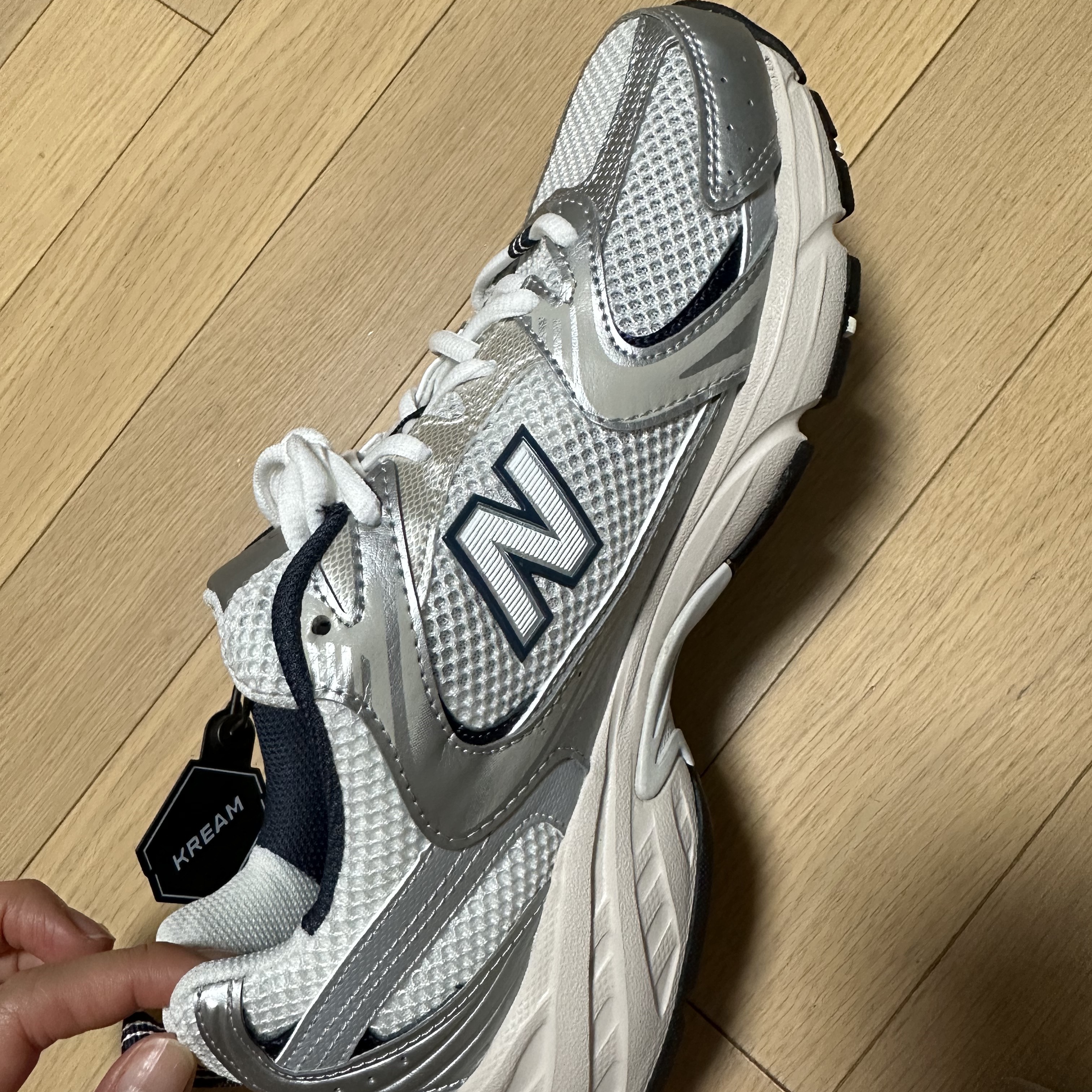 New Balance 530 Steel Grey 착용 스타일 - 1
