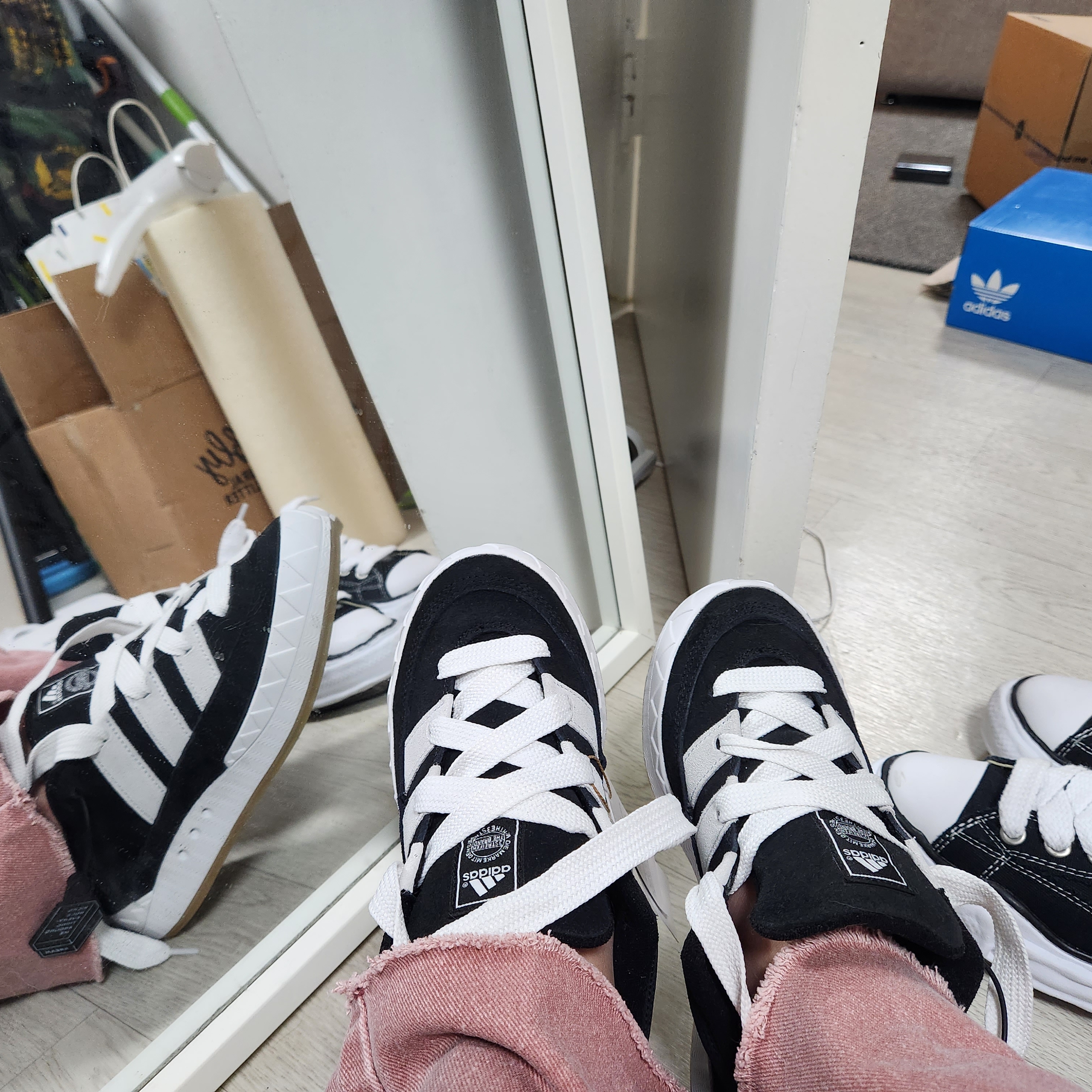 Adidas Adimatic Core Black 착용 스타일