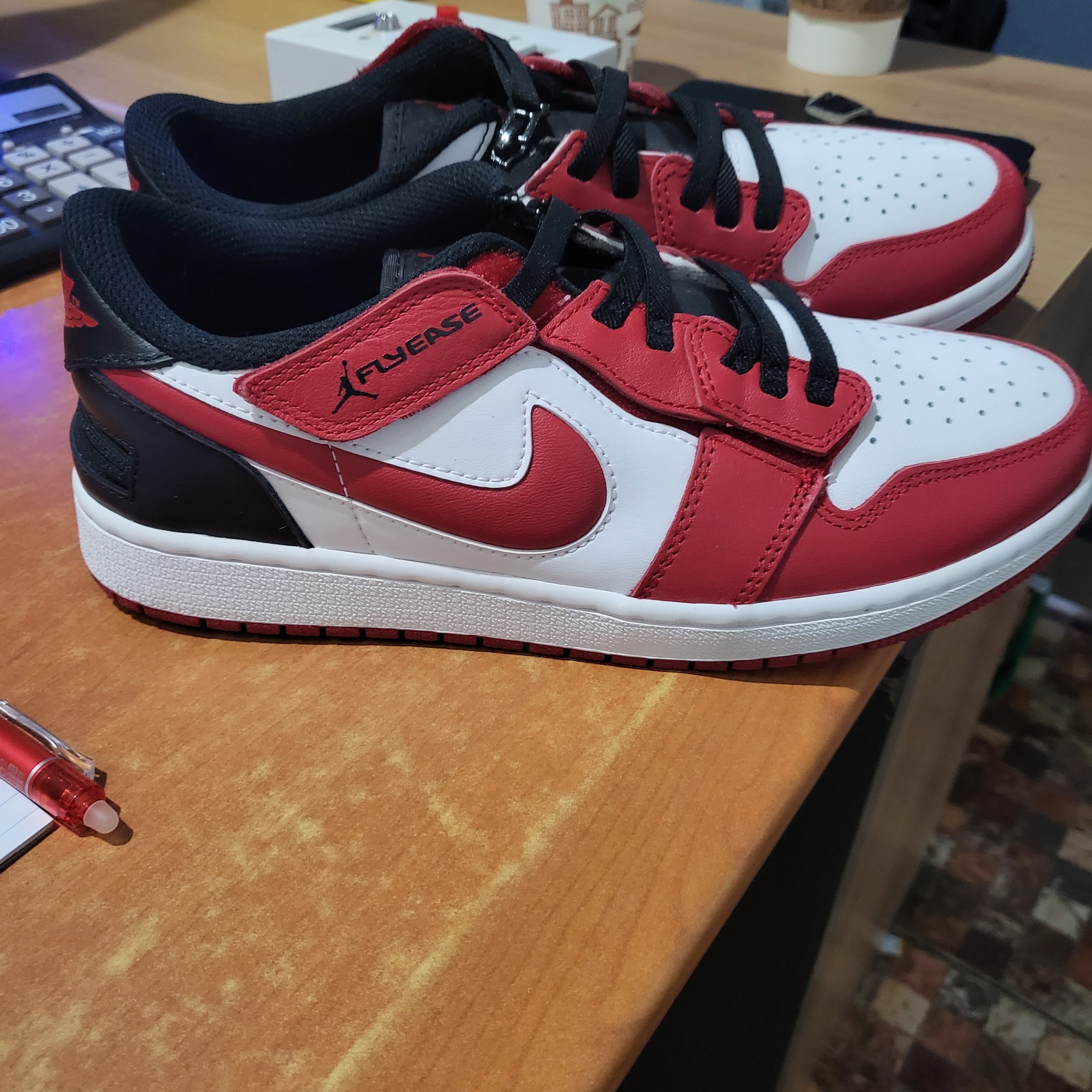 Jordan 1 Low Flyease Gym Red and Black 착용 스타일