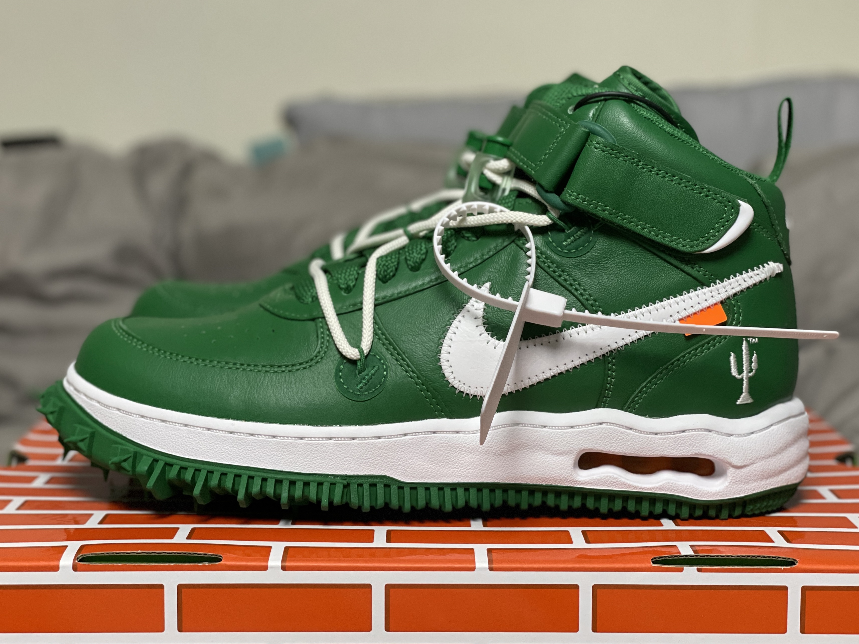 Nike x Off-White Air Force 1 Mid SP Leather Pine Green 착용 스타일 - 2