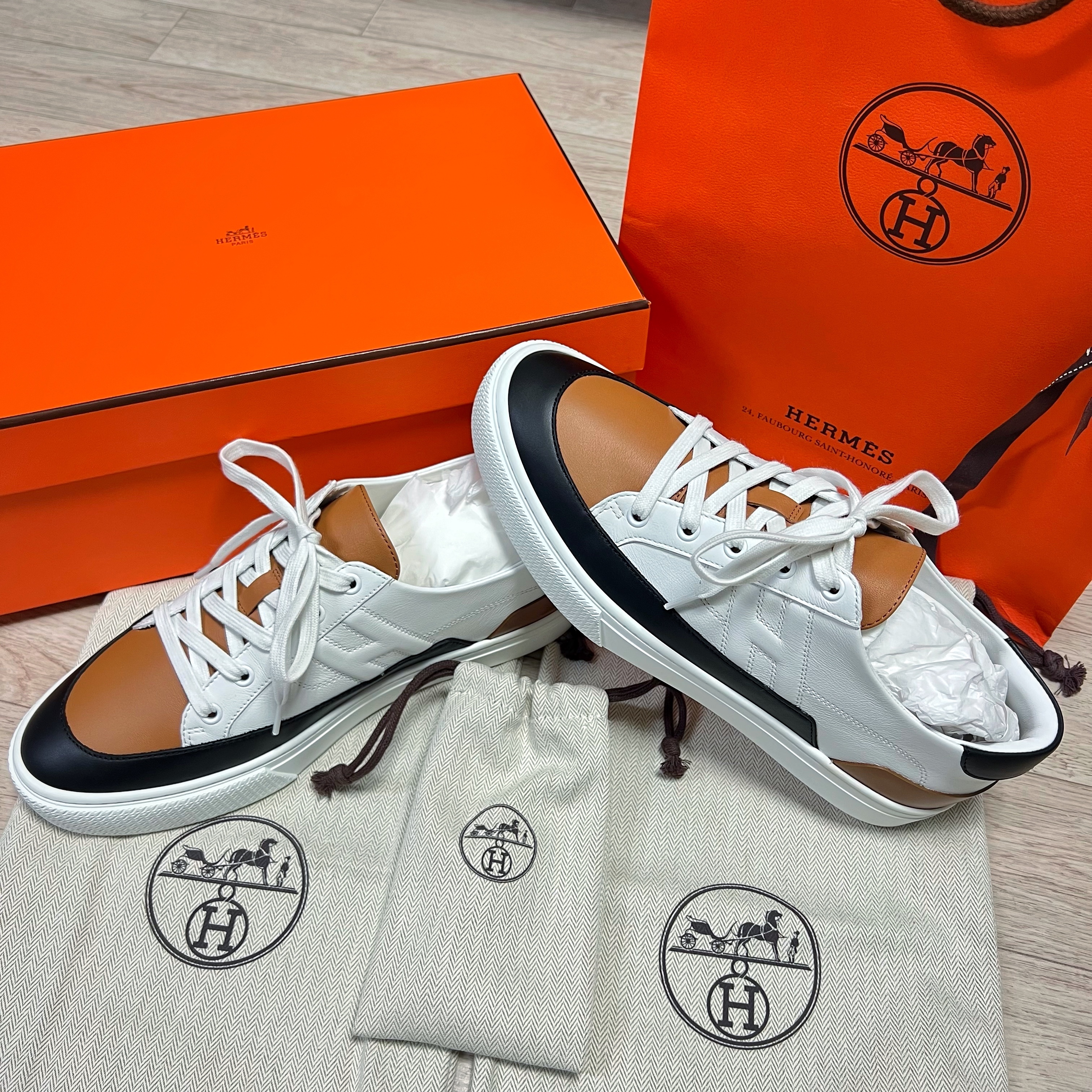 Hermes Deep Sneakers Calfskin & Blanc Naturel 착용 스타일