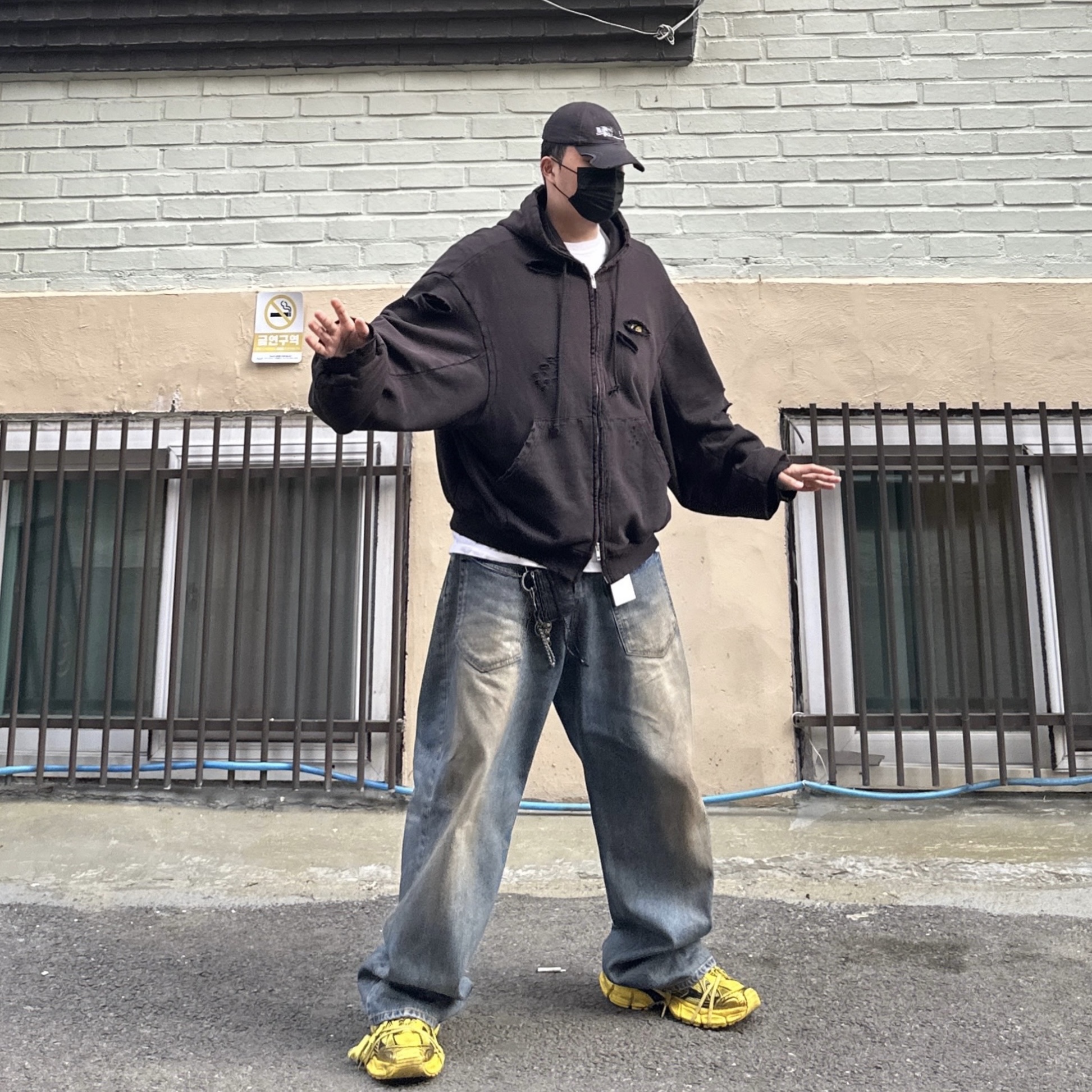 Balenciaga 3XL Sneakers Yellow Black, Project G/R Coated Backward Denim Pants Blue 착용 스타일 - 1