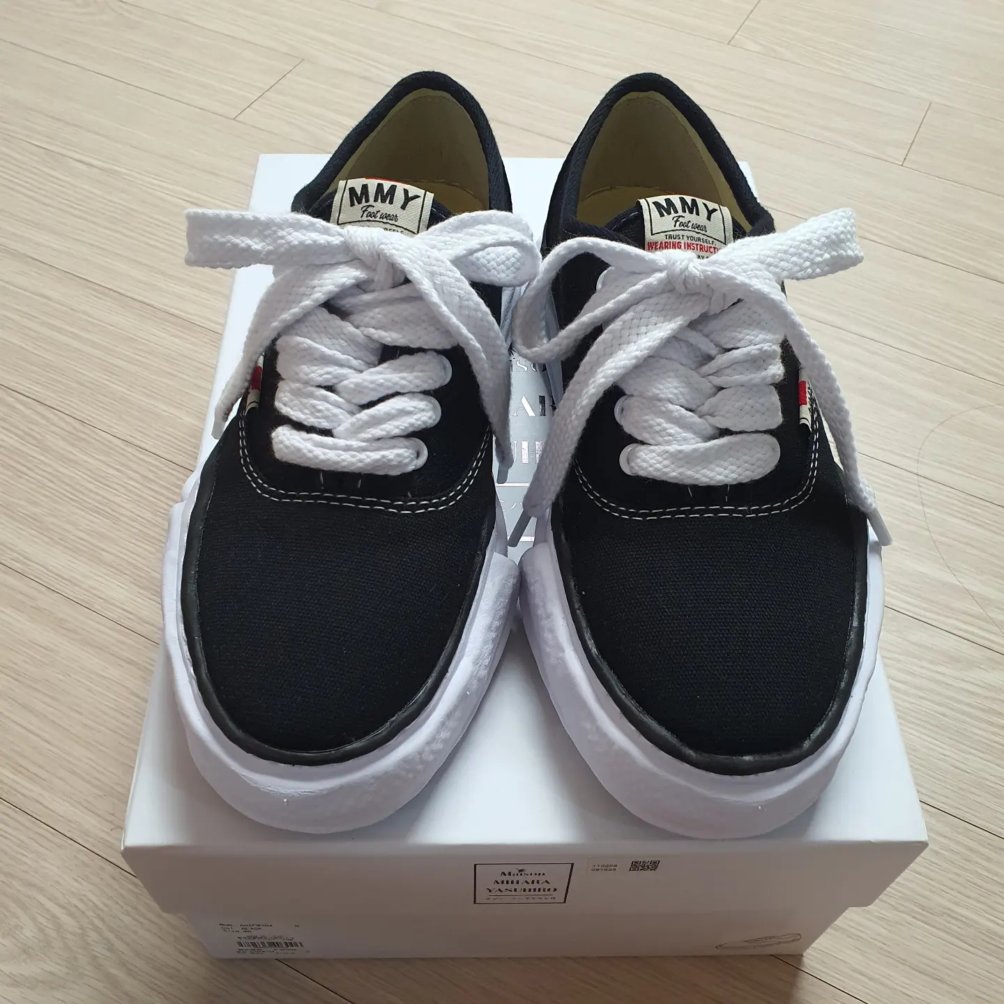 Maison Mihara Yasuhiro Baker OG Sole Canvas Low Cut Sneakers Black 착용 스타일 - 2