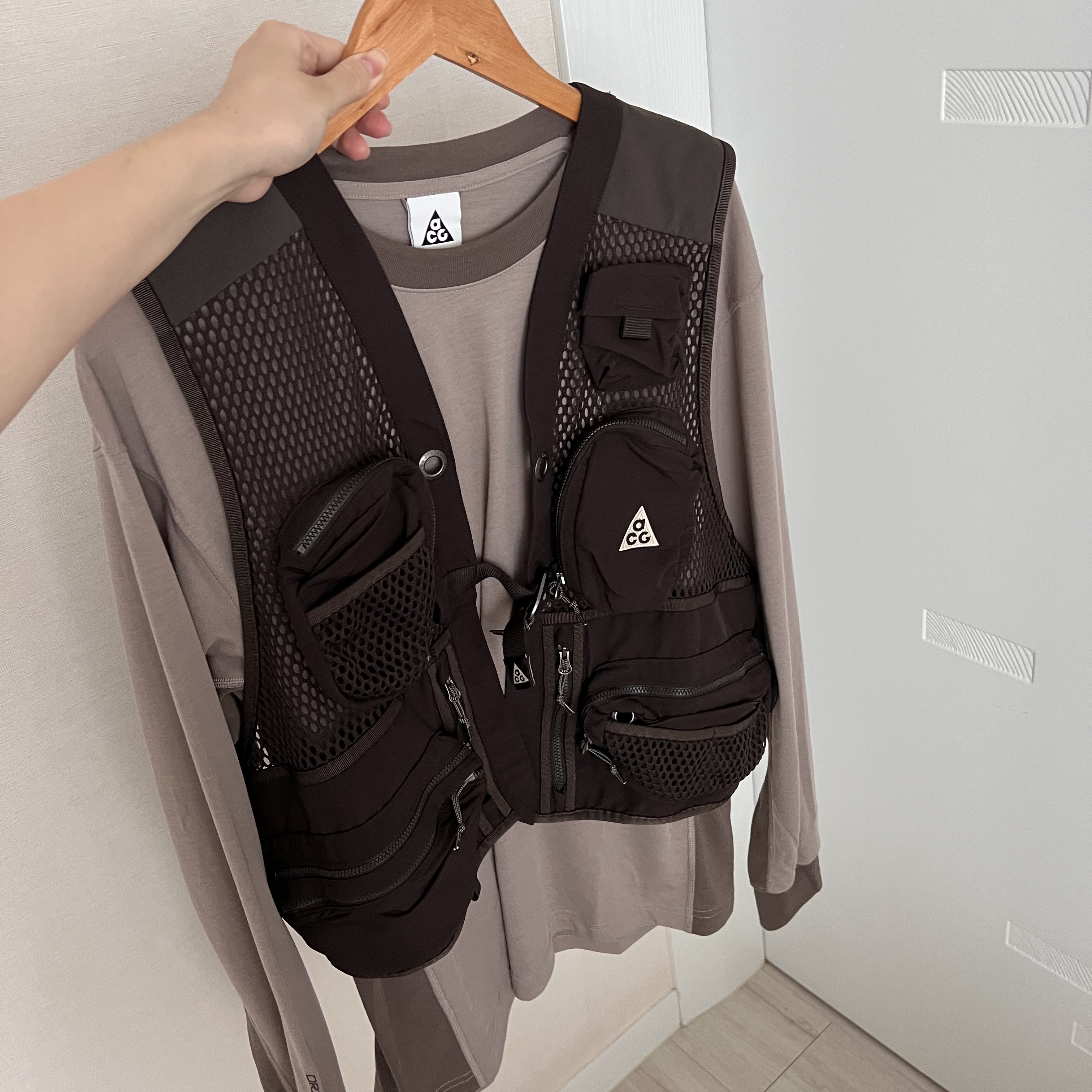 Nike ACG Buttles Vest Velvet Brown - Asia, Nike Dri-Fit ACG Goat Rocks Long Sleeve T-Shirt Moon Fossil - Asia 착용 스타일