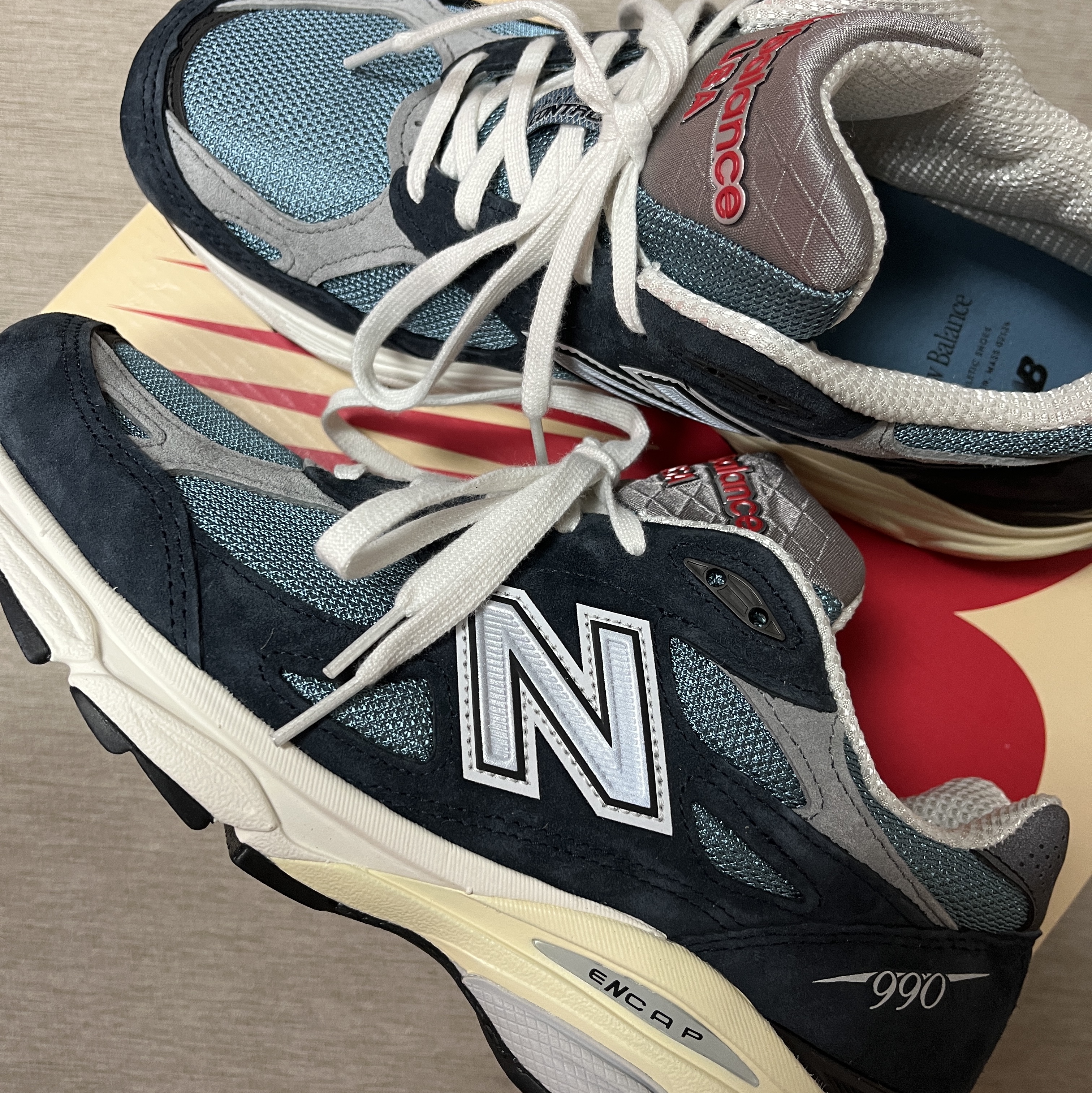 뉴발란스 990v3 메이드 인 USA 네이비 스프링 타이드 착용 스타일 - 1