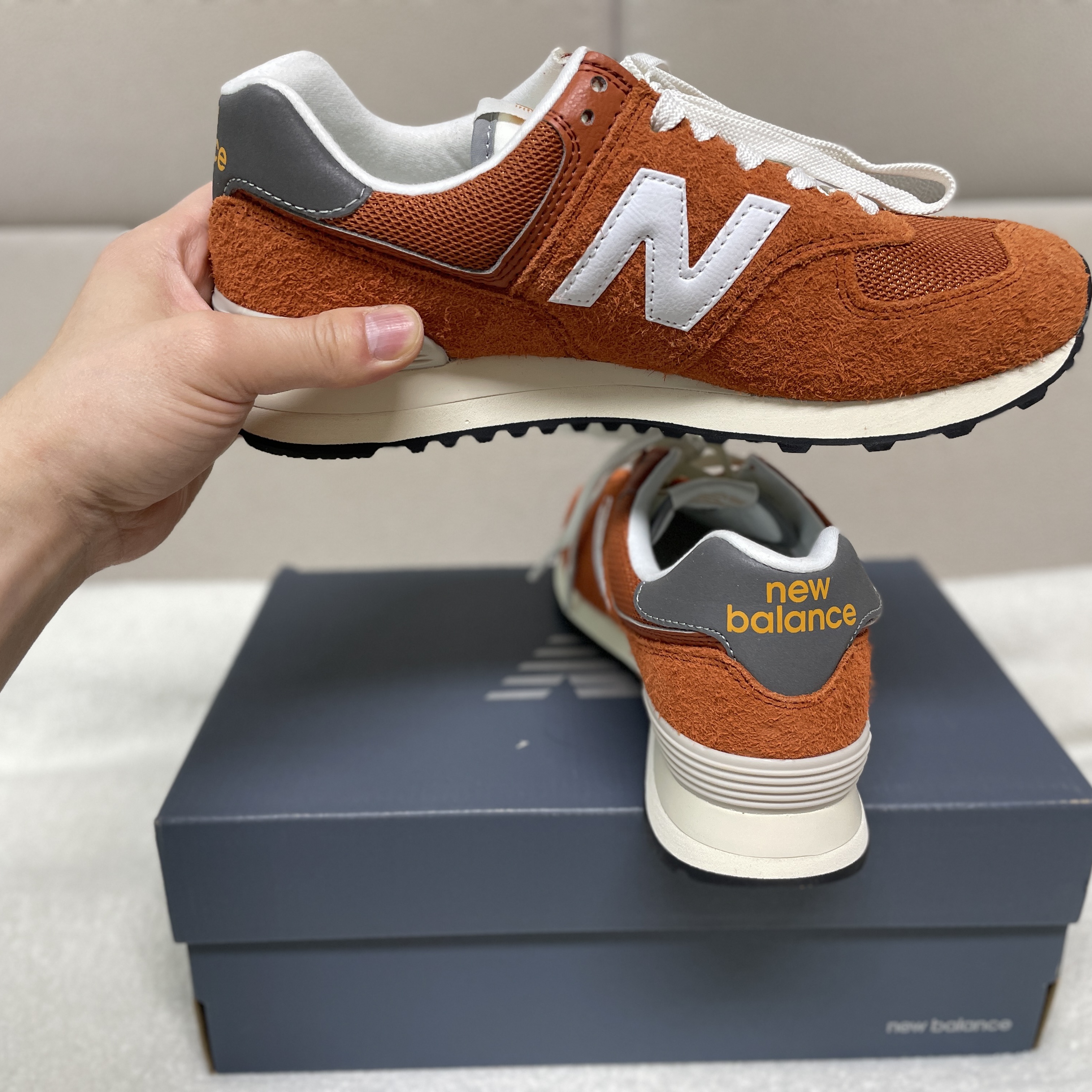 New Balance 574 Heritage Orange Burst White 착용 스타일 - 4