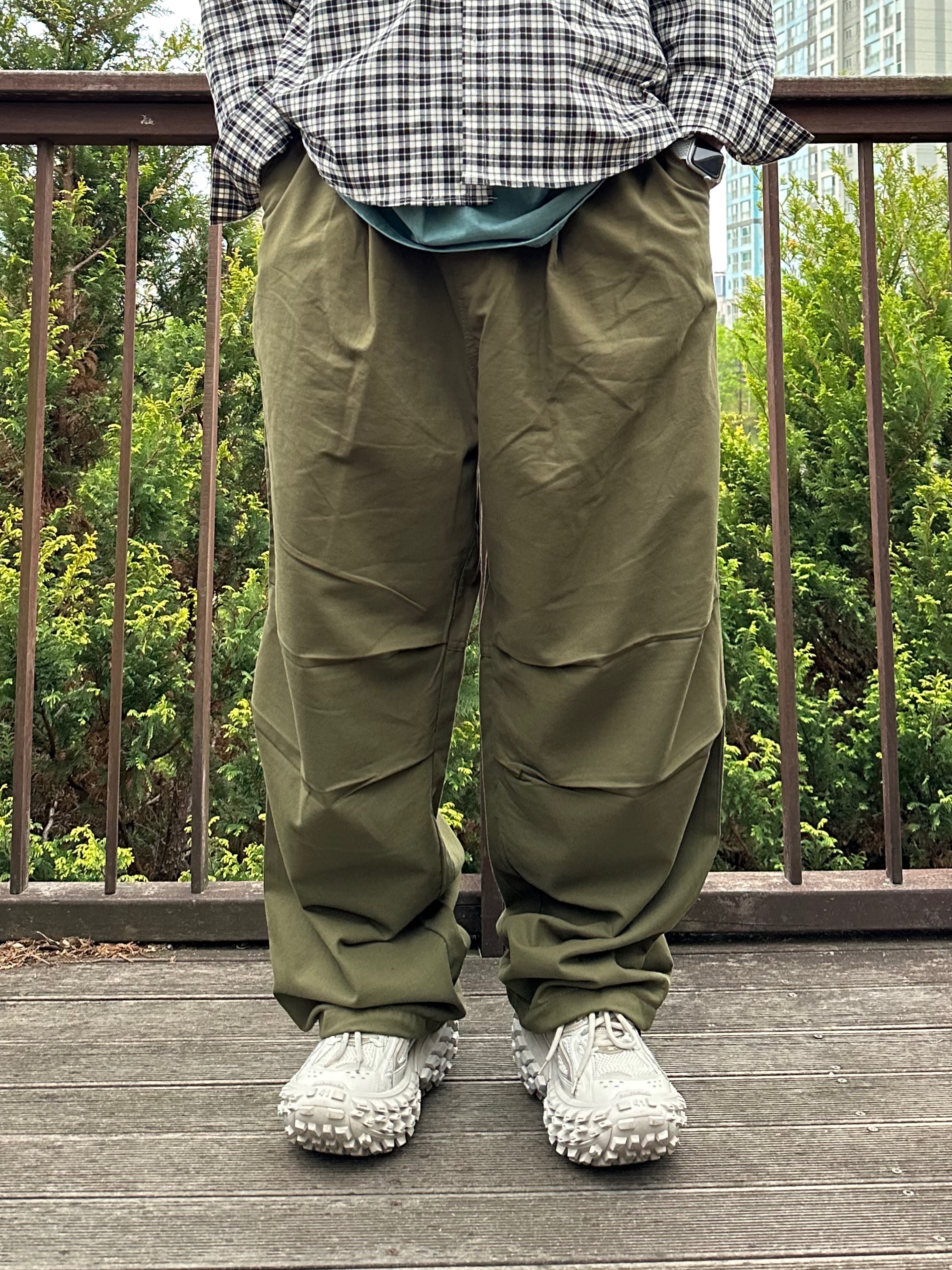 Balenciaga Defender Sneakers Beige 착용 스타일 - 3