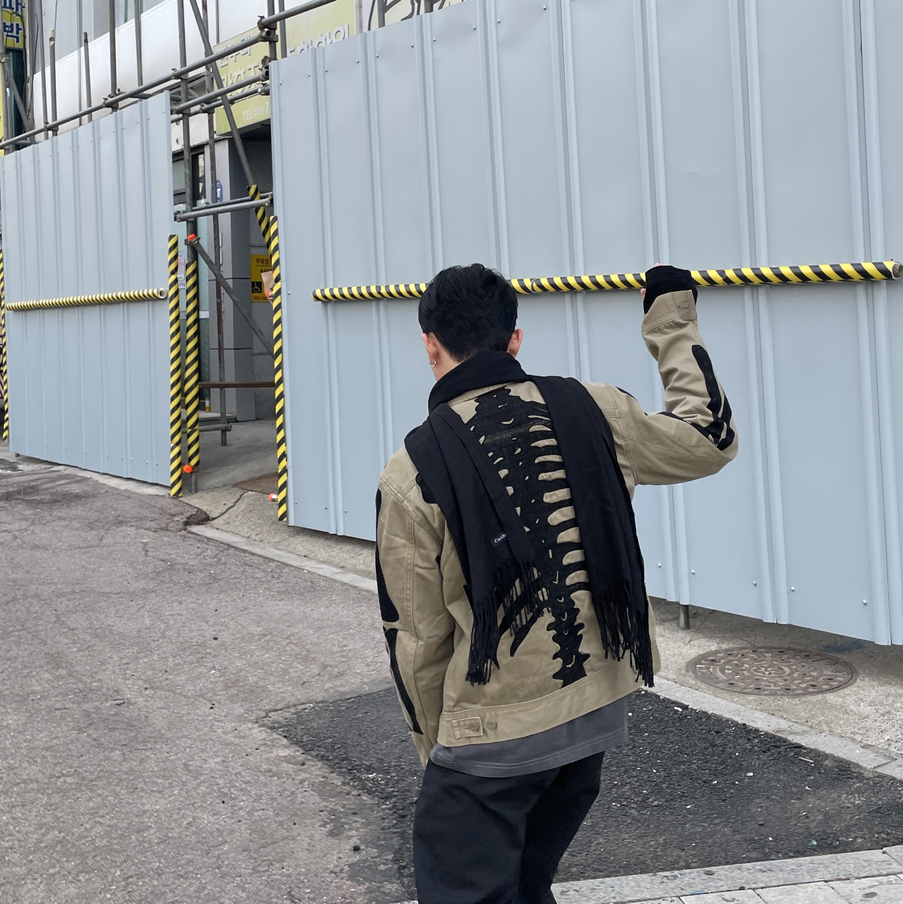Kapital Vintage Satin Mexican Tuxedo Westerner Bone Jacket Mocha Beige, Maison Mihara Yasuhiro x Bed J.W. Ford Blakey High-top Sneakers Black 착용 스타일 - 2