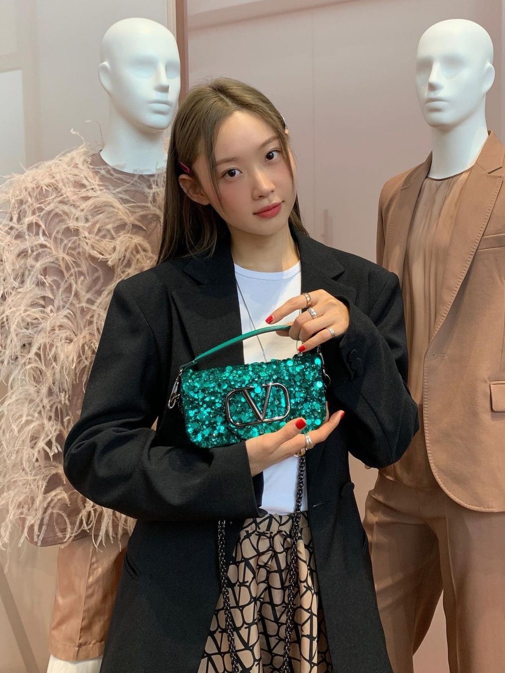 Valentino Small Loco Shoulder Bag With 3D Embrioidery Precious Green 착용 스타일
