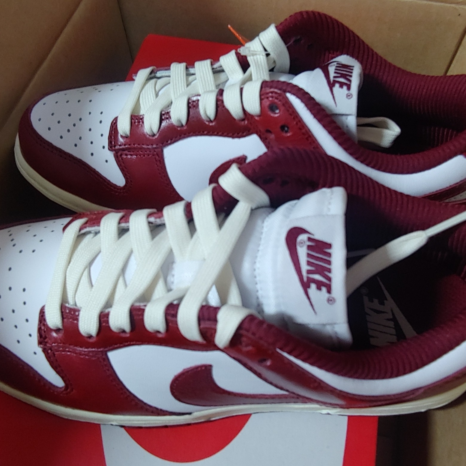 (W) Nike Dunk Low Retro PRM Team Red and White 착용 스타일 - 3