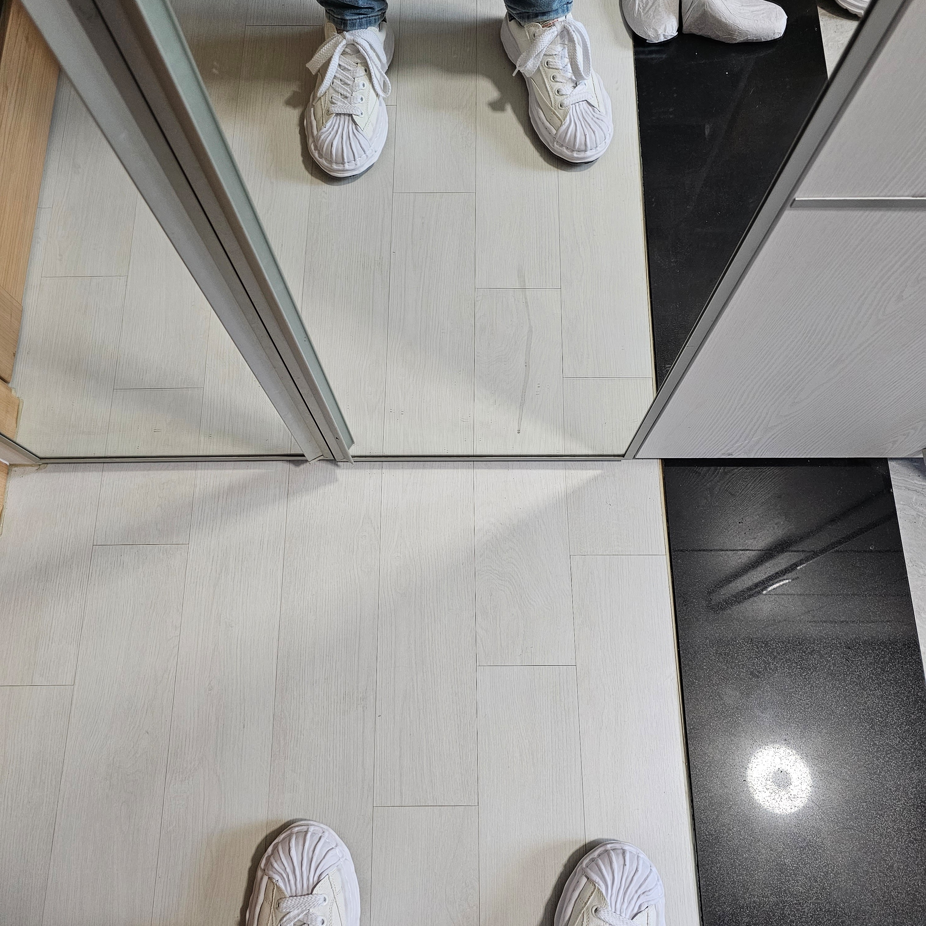 Maison Mihara Yasuhiro Blakey OG Sole Canvas Low-top Sneakers White 착용 스타일 - 3