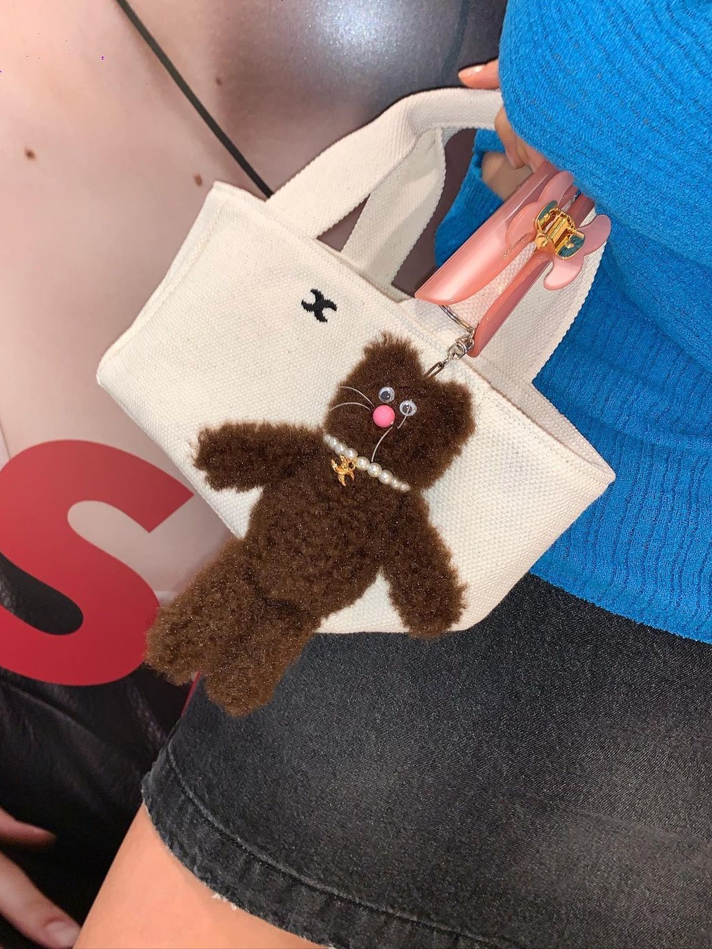 Monamhee x SSIL Bred keyring Brown 착용 스타일